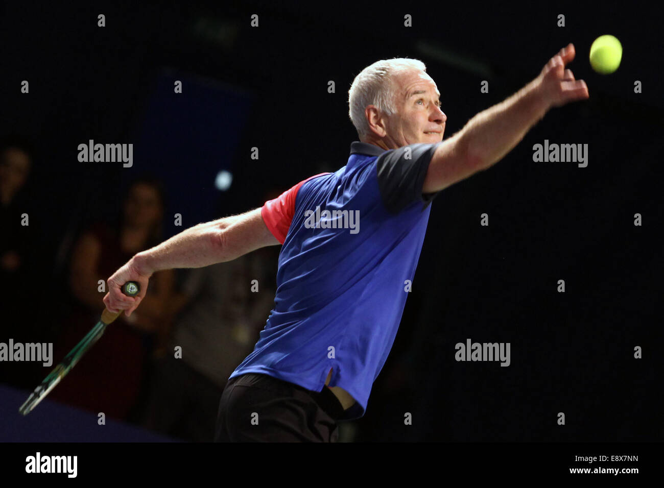 Bratislava, Slovaquie. 15 Oct, 2014. John McEnroe sert à Ivan Lendl lors de leur match d'exhibition à Bratislava, Slovaquie, le 15 octobre 2014. Ivan Lendl et John McEnroe ont été les deux ex n°1 mondial des joueurs de tennis professionnel dans les années 80. Credit : Andrej Klizan/Xinhua/Alamy Live News Banque D'Images