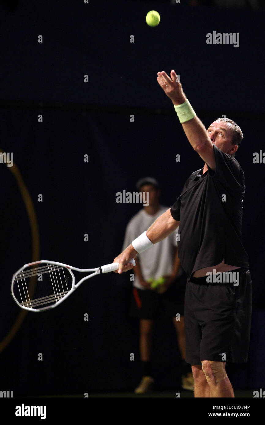 Bratislava, Slovaquie. 15 Oct, 2014. Ivan Lendl sert à John McEnroe lors de leur match d'exhibition à Bratislava, Slovaquie, le 15 octobre 2014. Ivan Lendl et John McEnroe ont été les deux ex n°1 mondial des joueurs de tennis professionnel dans les années 80. Credit : Andrej Klizan/Xinhua/Alamy Live News Banque D'Images
