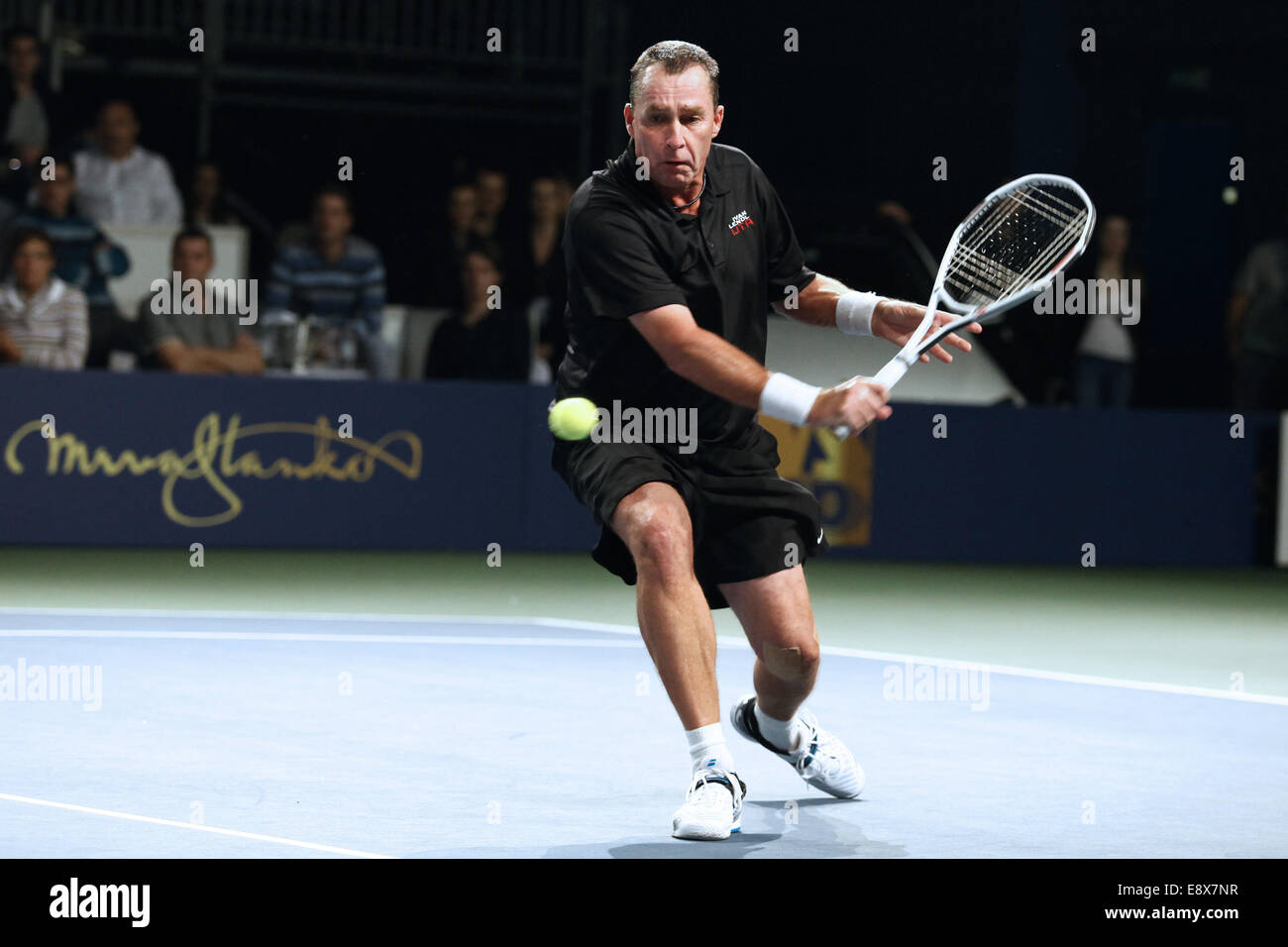 Bratislava, Slovaquie. 15 Oct, 2014. Ivan Lendl hits un retour à John McEnroe lors de leur match d'exhibition à Bratislava, Slovaquie, le 15 octobre 2014. Ivan Lendl et John McEnroe ont été les deux ex n°1 mondial des joueurs de tennis professionnel dans les années 80. Credit : Andrej Klizan/Xinhua/Alamy Live News Banque D'Images