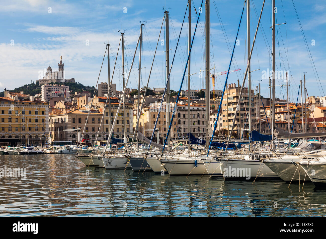 Bateaux à voile amarré dans le vieux port de Marseille en France. Banque D'Images