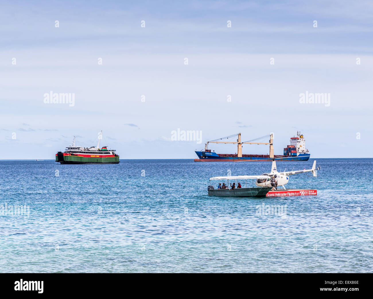 Hélicoptère sur ponton flottant à Port Vila, Vanuatu. Banque D'Images