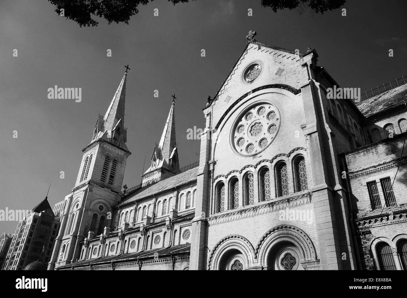 Abtract architecture de la cathédrale de Duc Ba, la cathédrale notre Dame, l'architecture française, lieu d'histoire destination pour le voyage Ho Chi Minh, Vietnam Banque D'Images