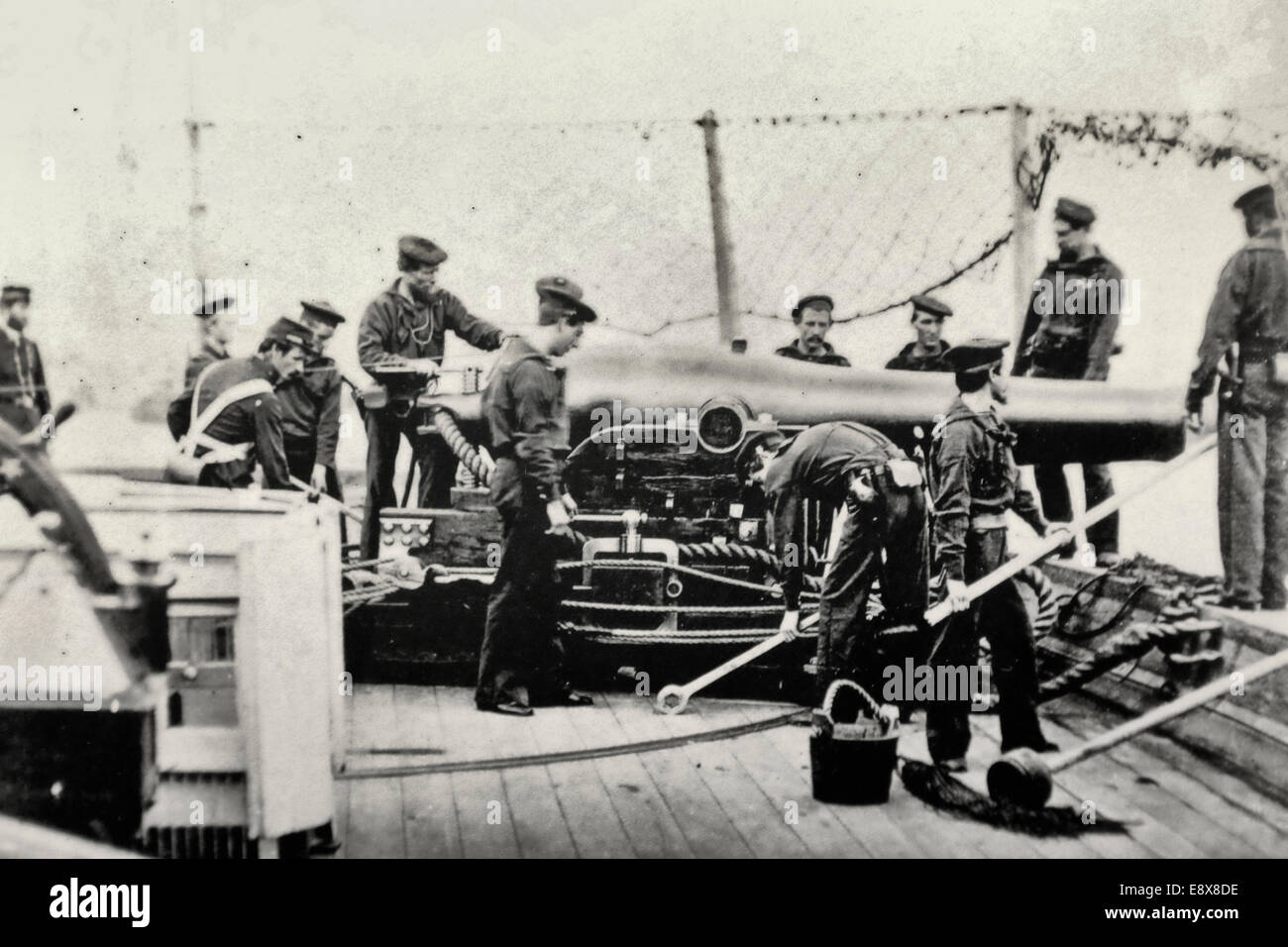 À leurs postes sous l'œil attentif de l'artilleur, l'équipage prépare les canons pour 9 incendie à bord du USS canonnière US Miami au cours de la guerre civile USA Banque D'Images