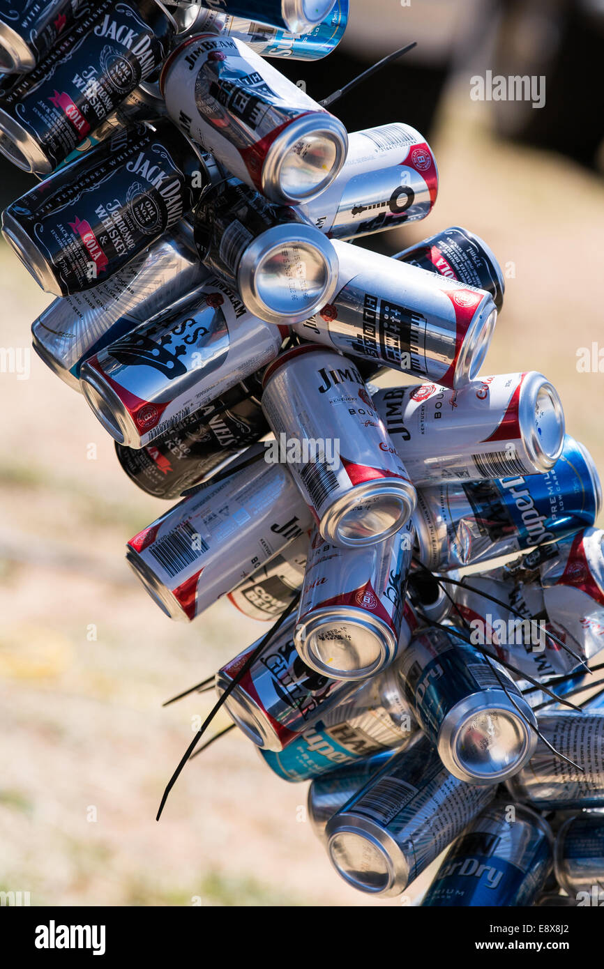 Boîtes de boisson vides liée à un type de corde une tente à l'Bathurst 1000 Camping Banque D'Images