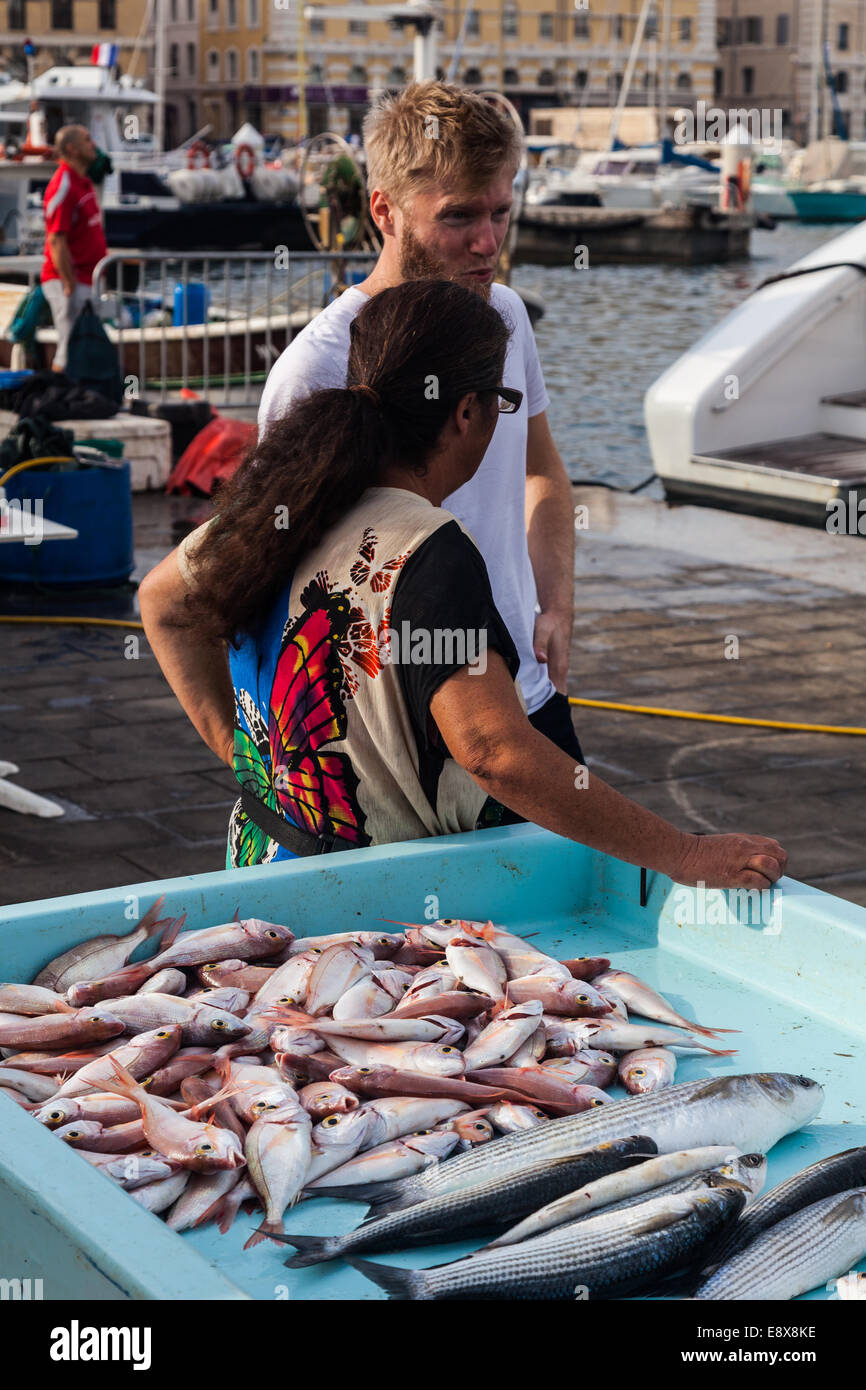 Vendeur et acheteur au marseille marché du poisson frais dans le vieux port Banque D'Images