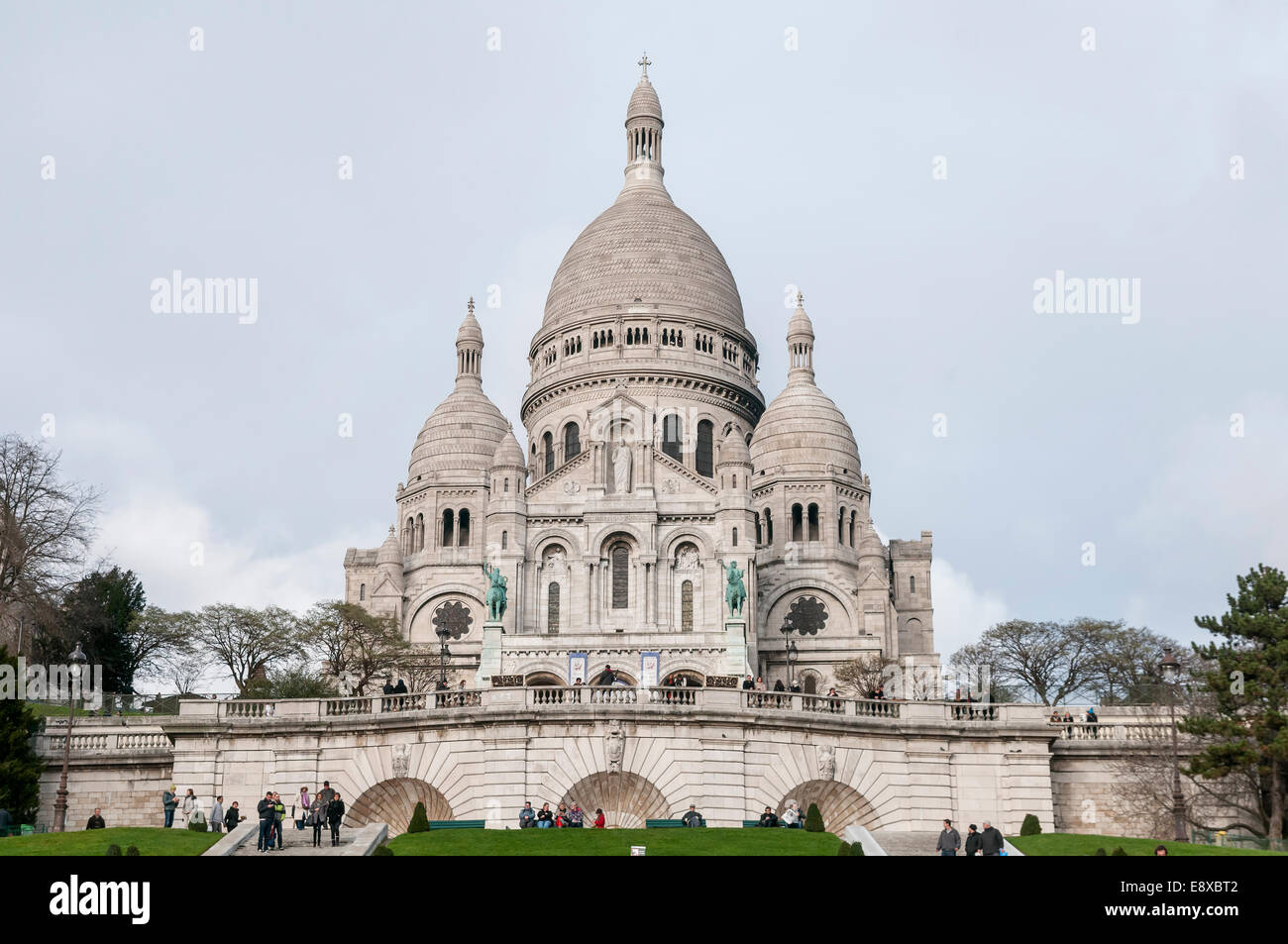 Sacré Coeur dans un ciel nuageux jour d'hiver à Paris Banque D'Images