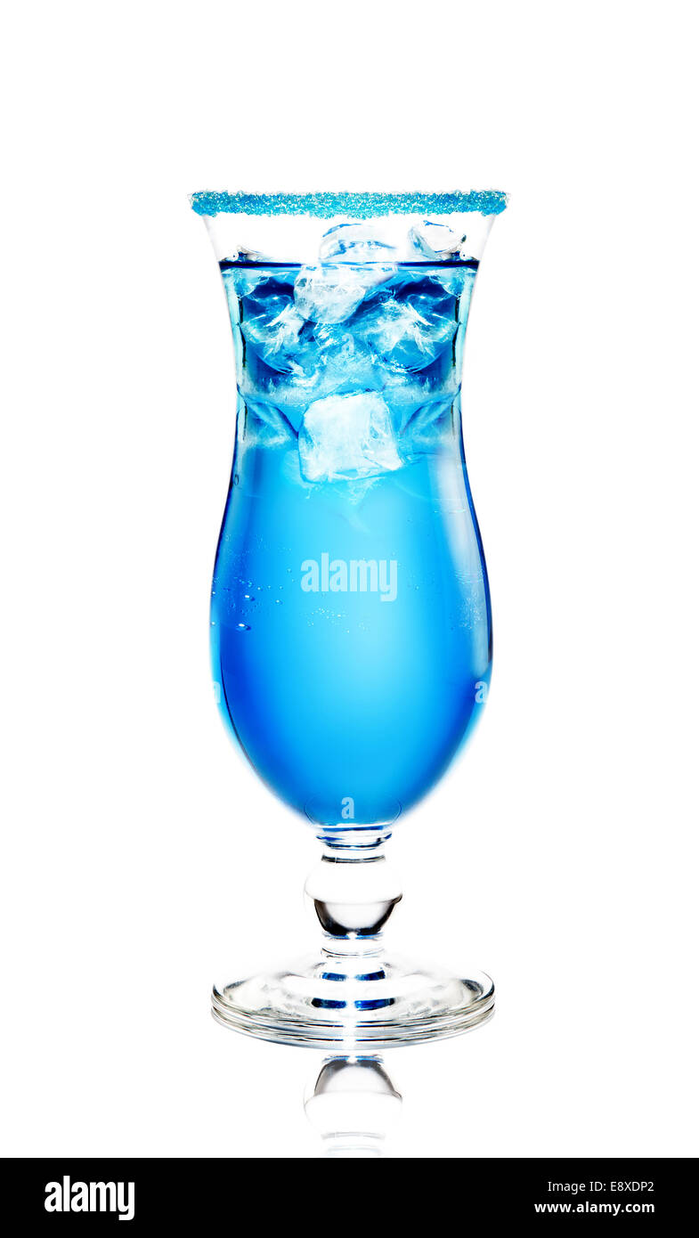 Blue lagoon cocktail sans alcool avec de la glace sur un fond blanc. le bord  du verre est décoré de sucre bleu Photo Stock - Alamy