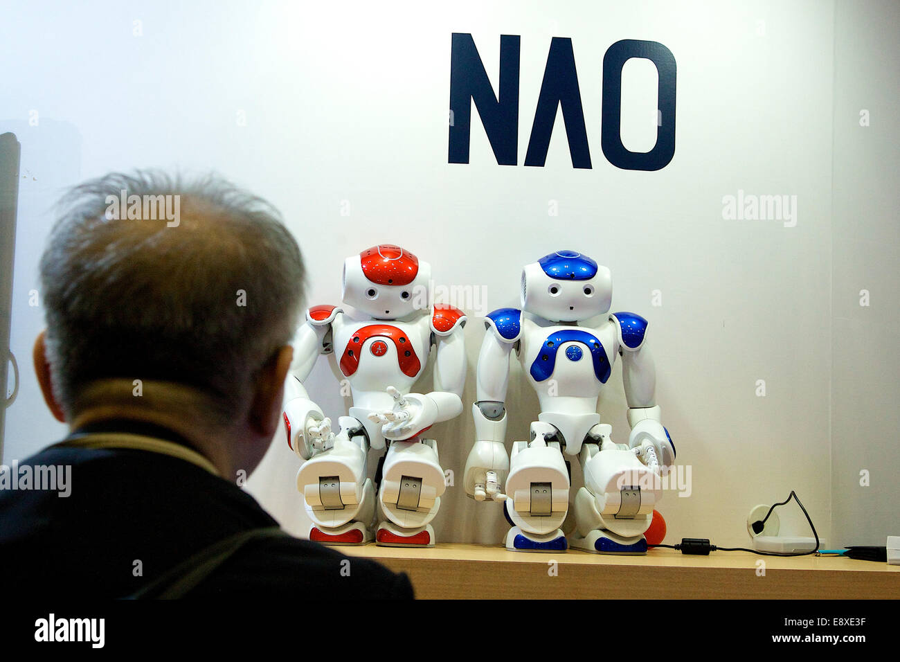 Tokyo, Japon. 16 octobre, 2014. Un visiteur voit le robot 'NAO' qui peut se déplacer et répondre à voix humaine au Japon la semaine Robot 2014 le 16 octobre 2014 à Tokyo, Japon. Les entreprises au Japon la semaine 2014 'Robot' ont exposé leurs derniers soins high-tech et de la vie des robots. L'édition 2014 du salon s'est déroulé du 15 au 19 octobre au Tokyo Big Sight. Credit : Rodrigo Reyes Marin/AFLO/Alamy Live News Banque D'Images