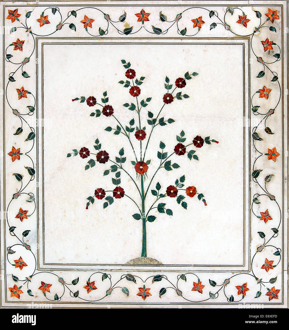 Belle, fleur, couleur naturelle, décoré sur le design en pilier de fort rouge l'un des site du patrimoine mondial de l'Inde. Banque D'Images
