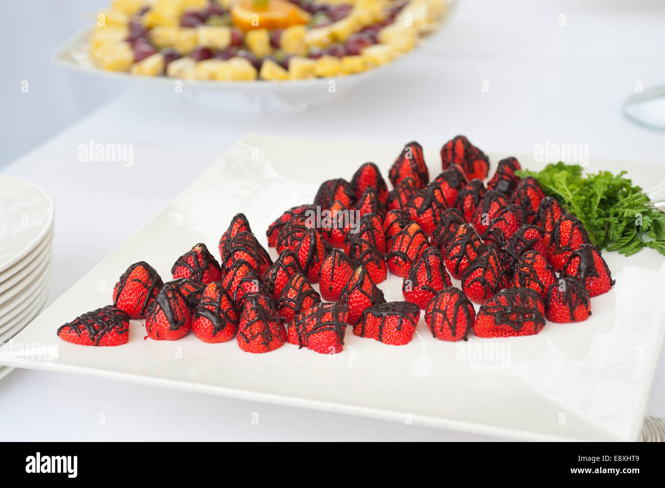 Buffet avec fruits de fraises enrobées de chocolat Banque D'Images