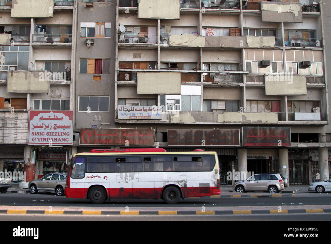 Un bus depuis les lecteurs des appartements dans le centre de la ville de Koweït, Koweït Banque D'Images