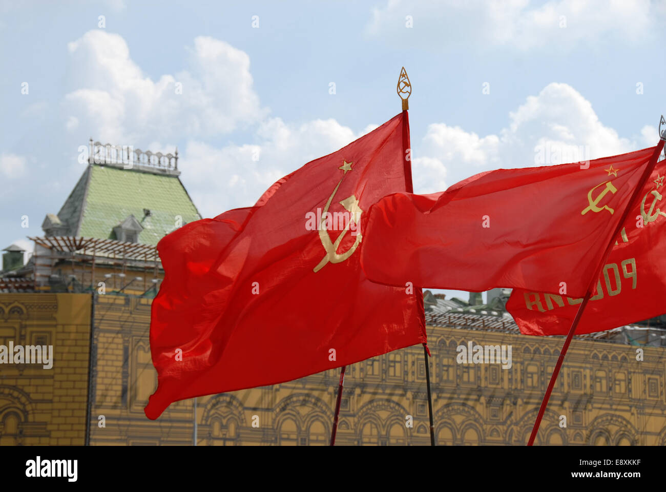 Drapeaux rouge sur la Place Rouge soviétique à Moscou Banque D'Images