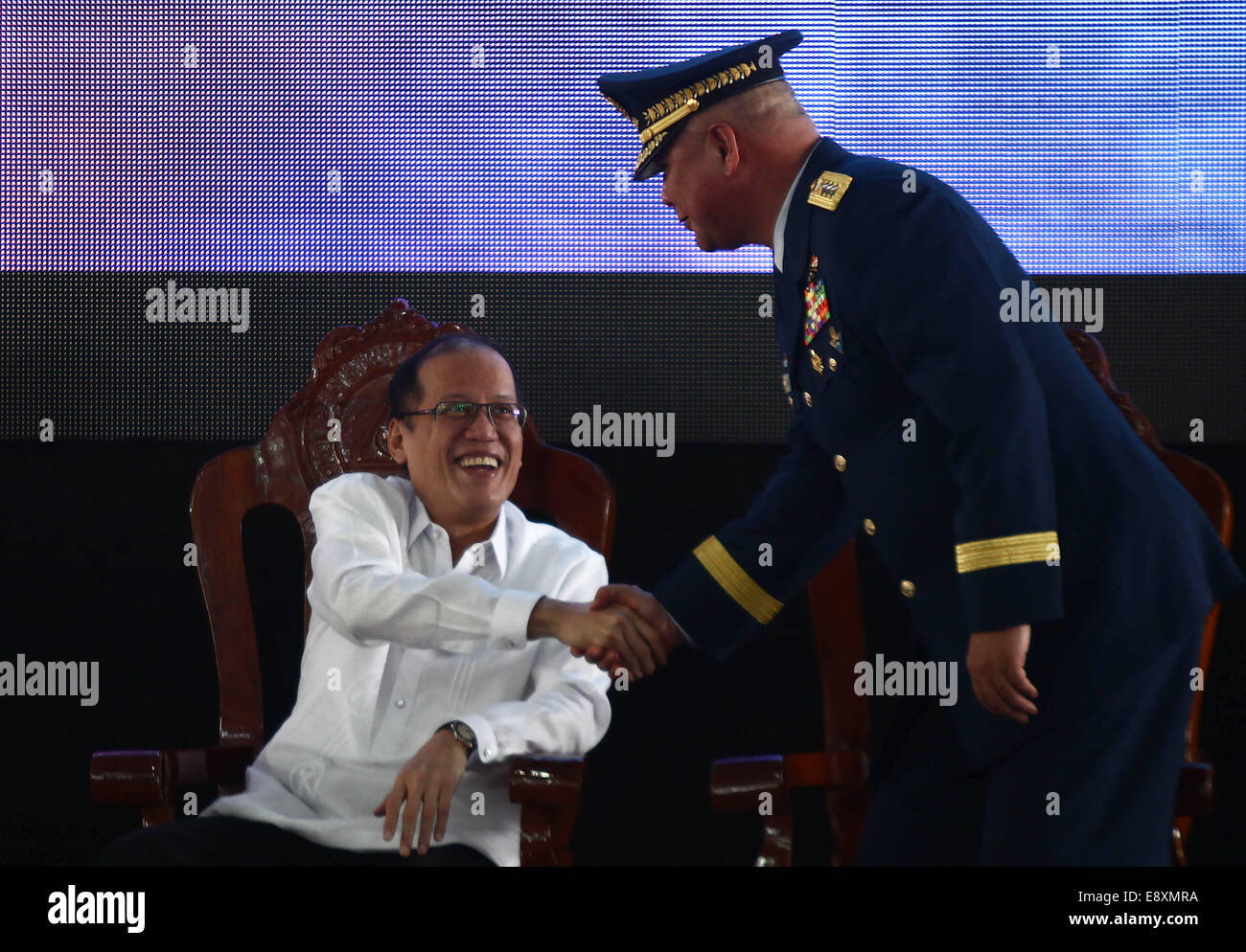 Manille, Philippines. 16 Oct, 2014. Le président philippin Benigno Aquino III (L), serre la main avec la Garde côtière des Philippines (PCG) Vice-amiral Commandant Rodolfo Isorena durant la PCG 113e anniversaire à Manille, Philippines, le 16 octobre 2014. La PCG va acquérir 15 nouveaux navires en provenance du Japon et de la France, 2 hélicoptères légers, de taille moyenne, 300 autres bateaux en aluminium, 40 bateaux en caoutchouc, 36 véhicules et 46 membres du personnel des phares, à l'occasion de son 113e anniversaire. Credit : Rouelle Umali/Xinhua/Alamy Live News Banque D'Images