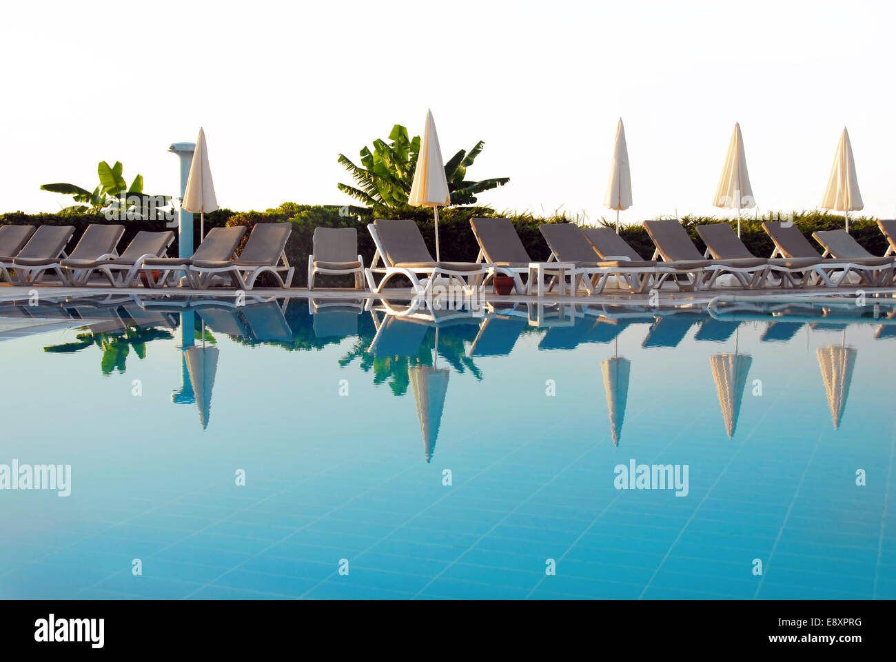 Chaises par piscine Banque D'Images
