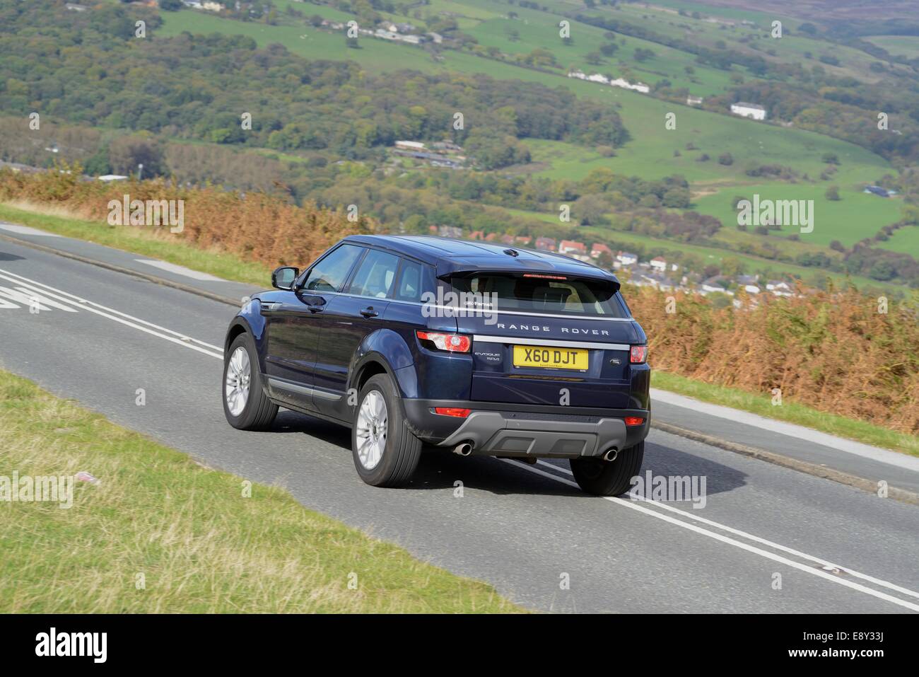 Vue arrière d'un Range Rover Evoque de descendre une moorland Road à West Yorkshire Banque D'Images