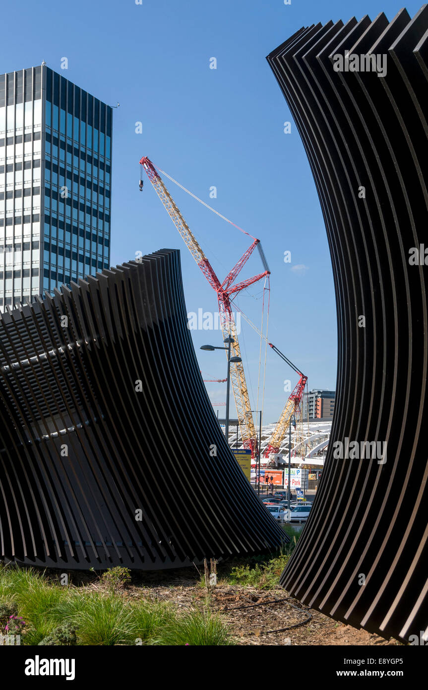 Crane de travailler sur le nouveau toit de la gare de Victoria, de l'extérieur de NO1 Angel Square, Manchester, Royaume-Uni. Nouveau siècle Chambre à gauche. Banque D'Images