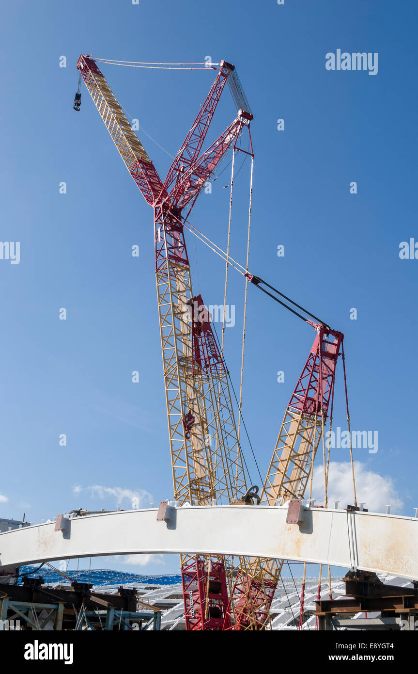 Grue Liebherr LR 1750 utilisé sur le nouveau toit en construction à Victoria Station, Manchester, Angleterre, RU Banque D'Images