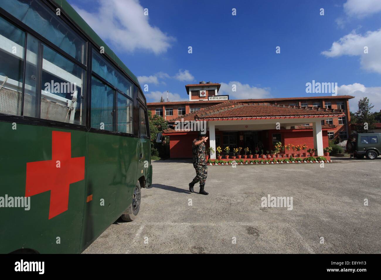 Katmandou, Népal. 16 Oct, 2014. Un soldat passe devant l'hôpital militaire où les victimes d'avalanches sont admis à Katmandou, Népal, 16 octobre, 2014. Les autorités népalaises a déclaré jeudi que des dizaines de touristes étrangers et les Népalais sont toujours portés disparus dans une tempête de neige et avalanches qui se sont produites dans le Manang et Mustang, districts montagneux dans l'ouest du Népal. © Sunil Sharma/Xinhua/Alamy Live News Banque D'Images