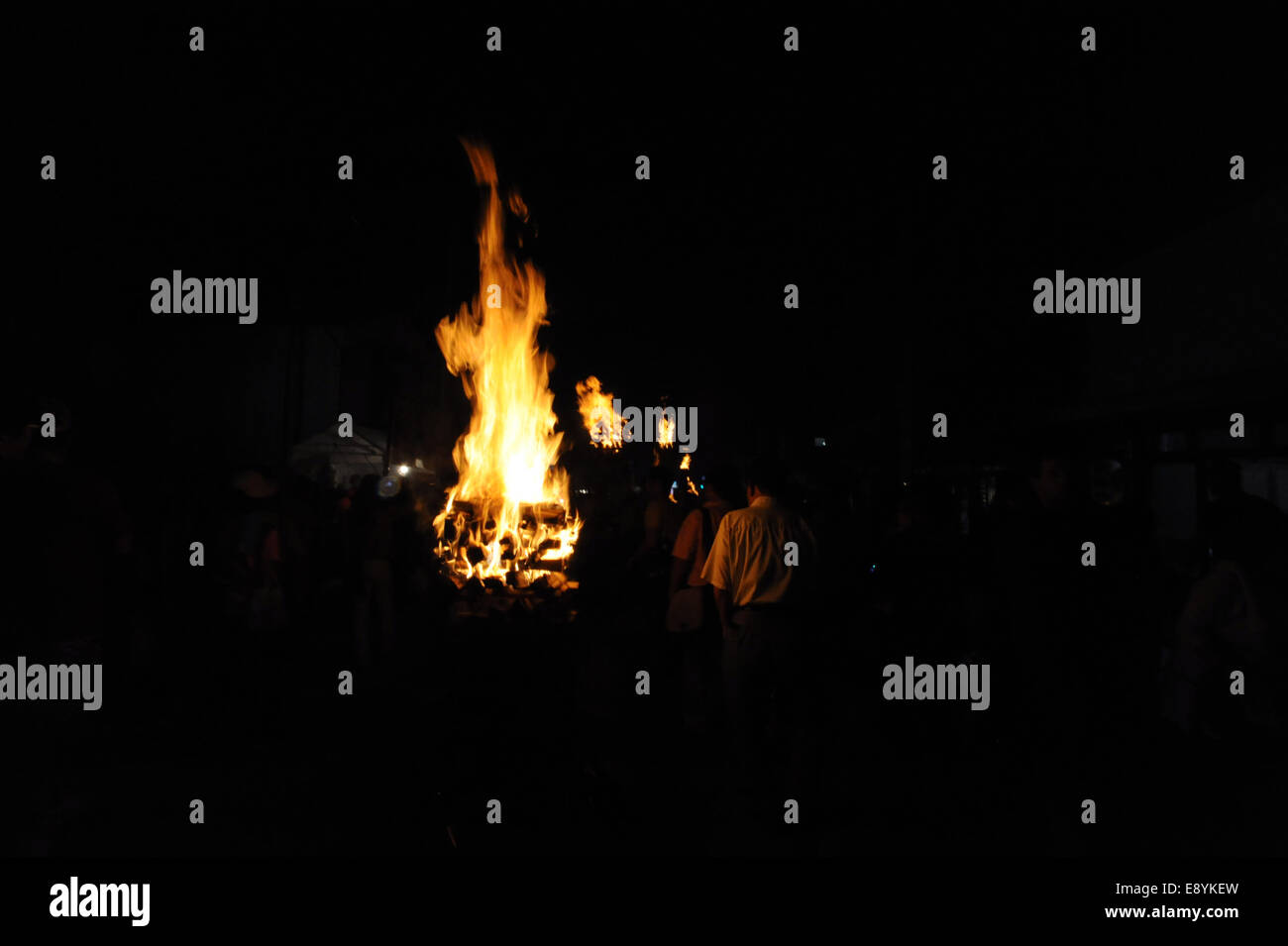 Torches sont brûlées à 'Yoshida no Himatsuri' ou 'Yoshida Fire Festival' à Fujiyoshida, Yamanashi, Japon le 26 août 2014. Banque D'Images