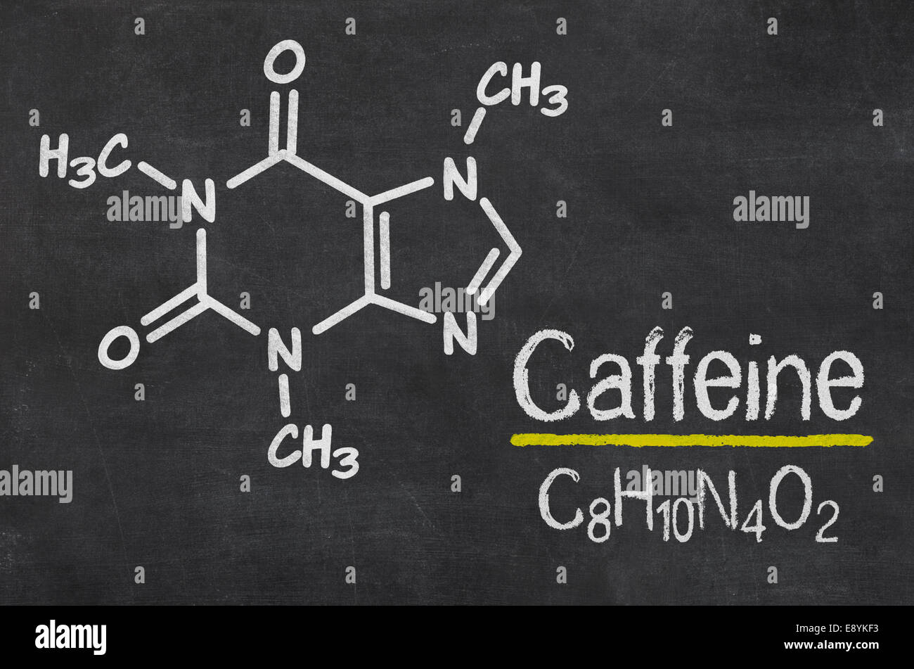 Tableau noir avec la formule chimique de la caféine Banque D'Images