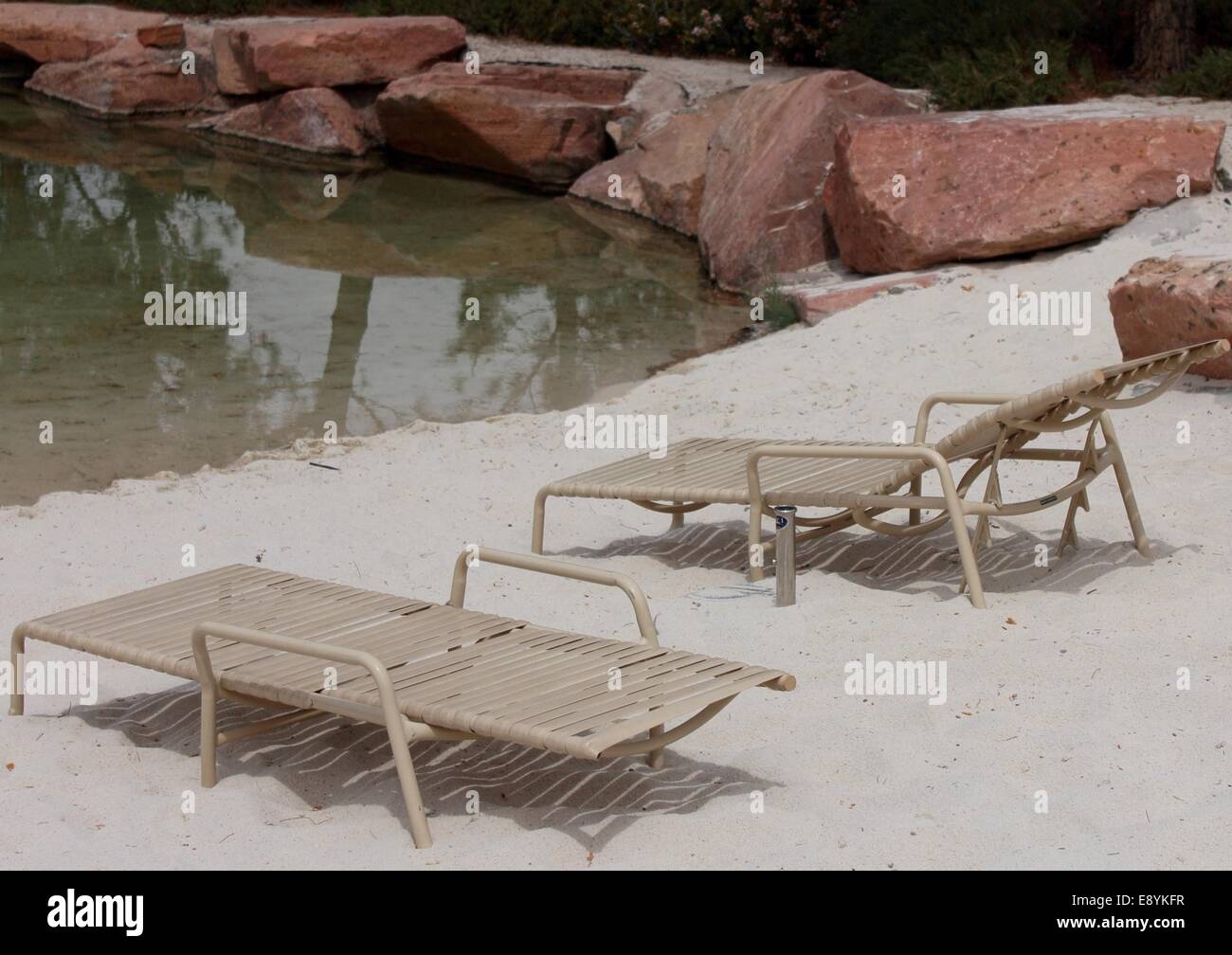 Chaises longues sur une plage isolée, Banque D'Images