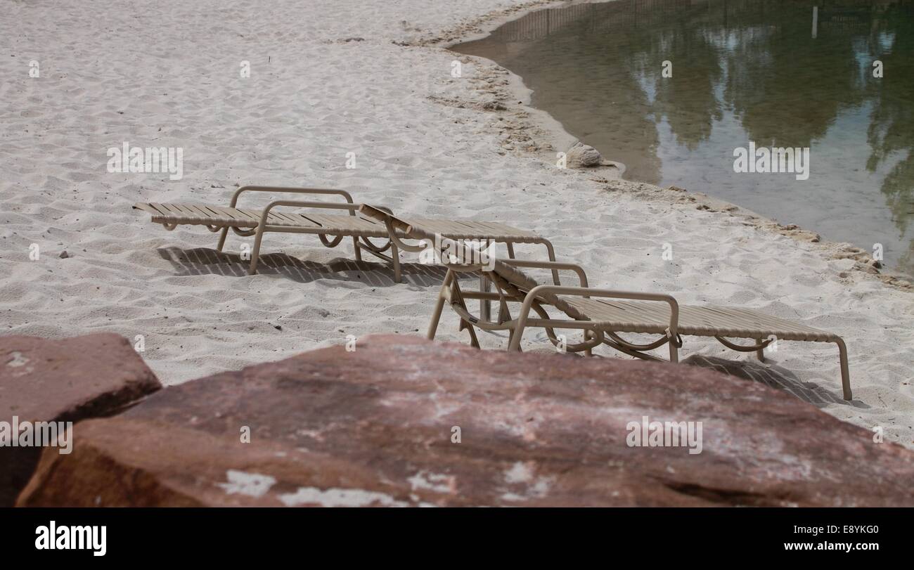 Chaises longues sur une plage isolée, Banque D'Images