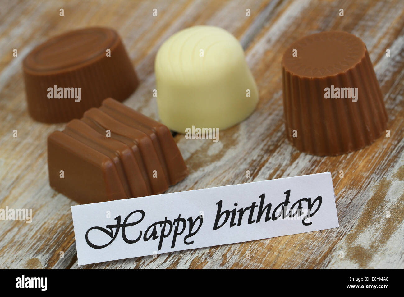 Joyeux anniversaire carte avec chocolats assortis Banque D'Images