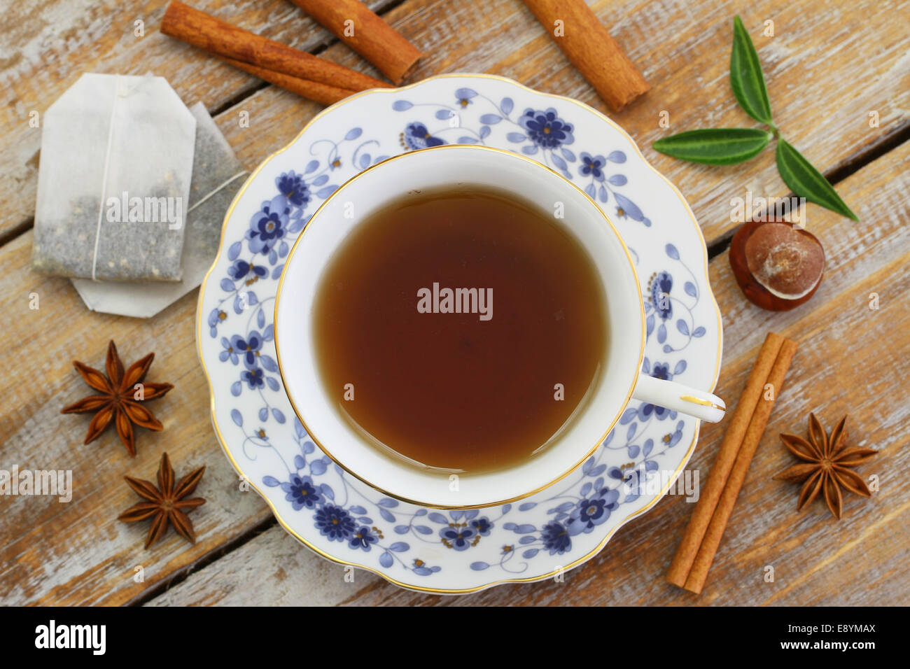 Tasse de thé, l'anis étoilé, la cannelle, les feuilles d'automne et châtaignes Banque D'Images