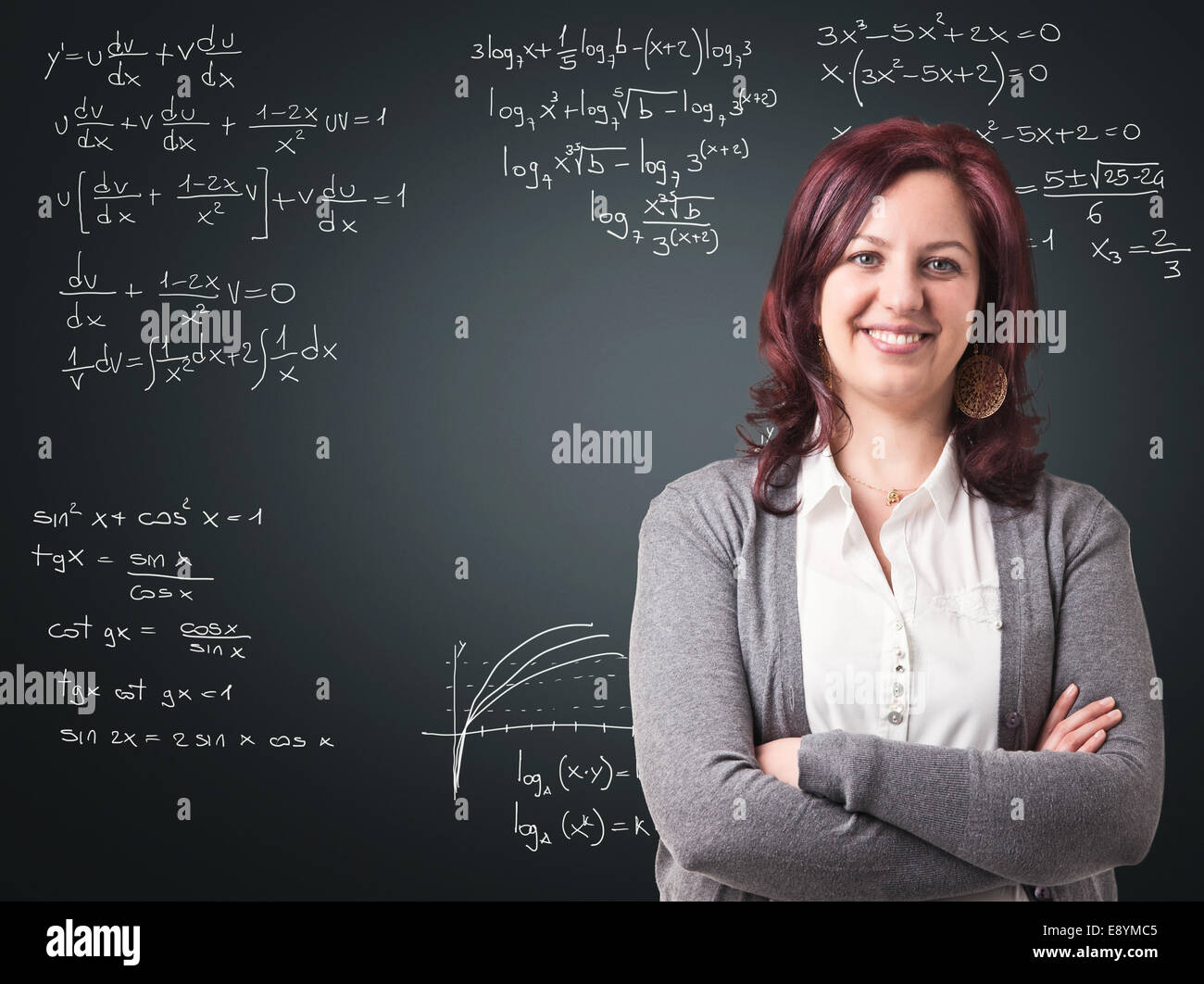 Smiling teacher et blackboard background Banque D'Images Smiling teacher et blackboard background Banque D'Images