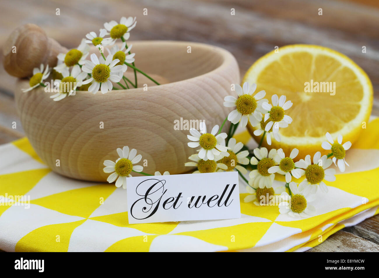 Carte de prompt avec fleurs de camomille et de citron frais Banque D'Images