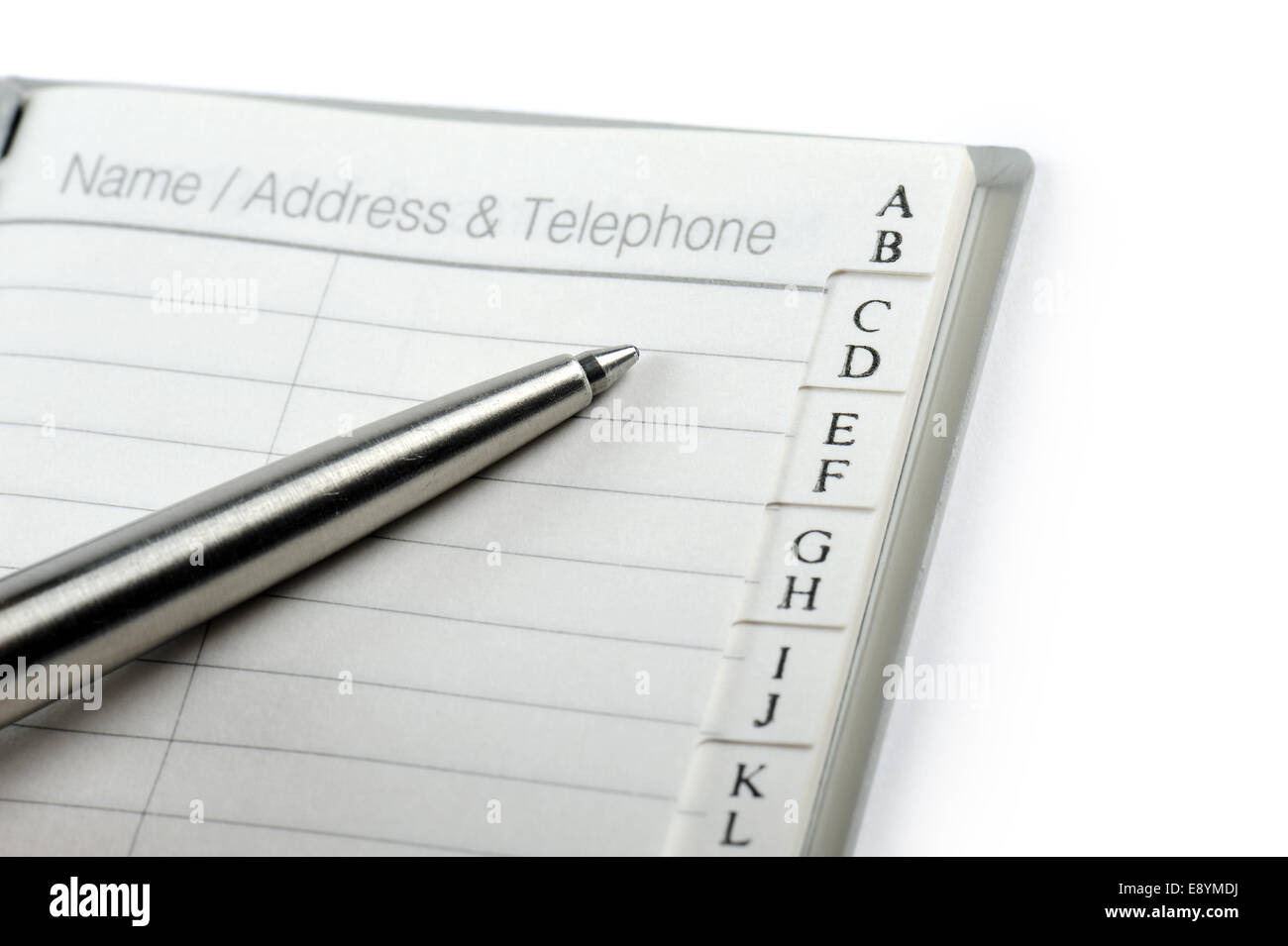 Stylo-bille avec carnet d'adresses personnel, sur fond blanc Banque D'Images