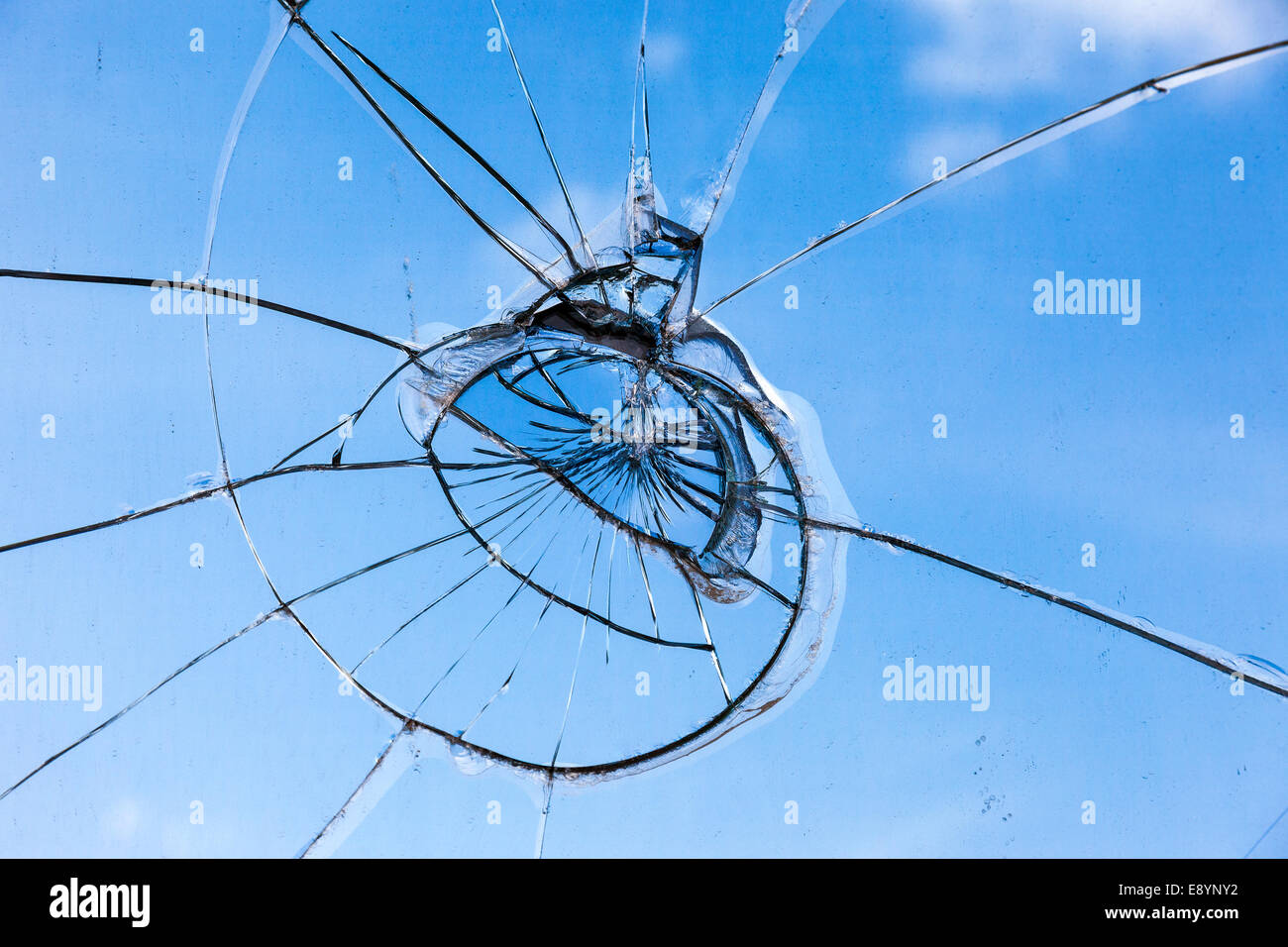 Gros plan du panneau de verre brisé et fissuré broken Banque D'Images