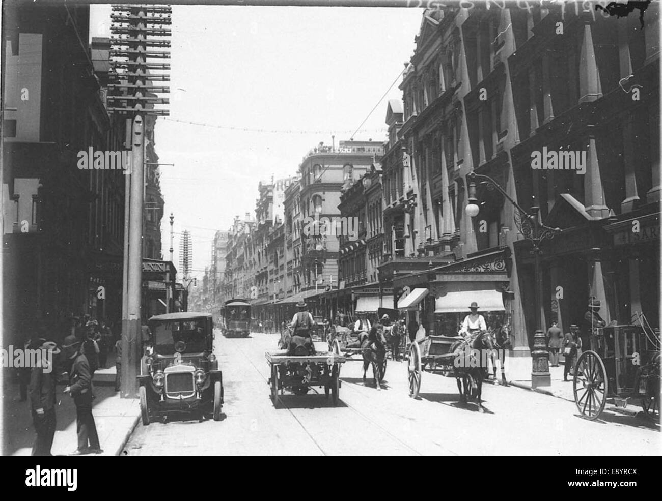 Une photographie de Pitt Street à Sydney, Australie, prise depuis Rowe Street. L'image capture la vie urbaine animée et l'architecture de Sydney au milieu du XXe siècle. Banque D'Images