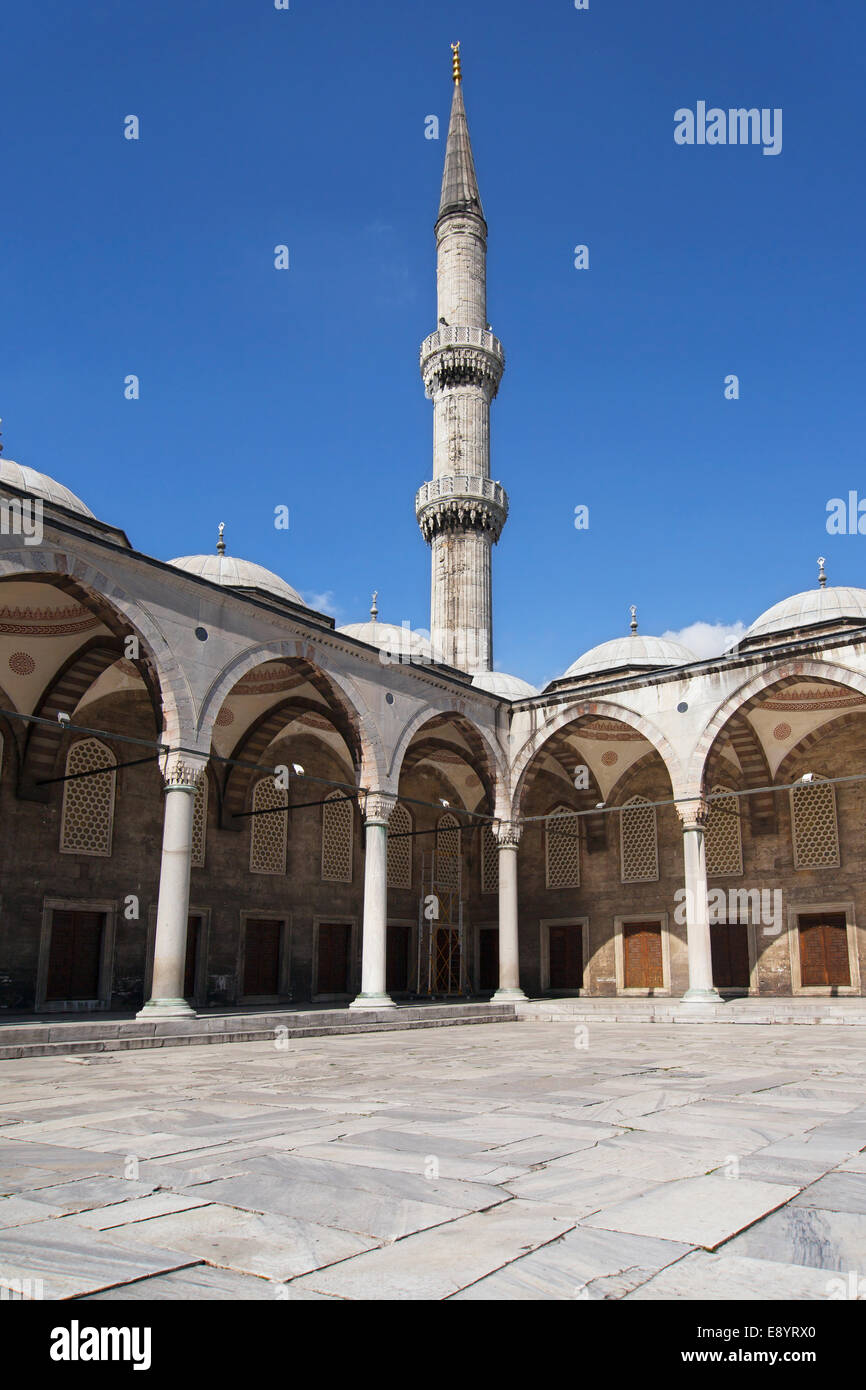 Minaret de la cour de la Mosquée Bleue, Istanbul, Turquie. Banque D'Images