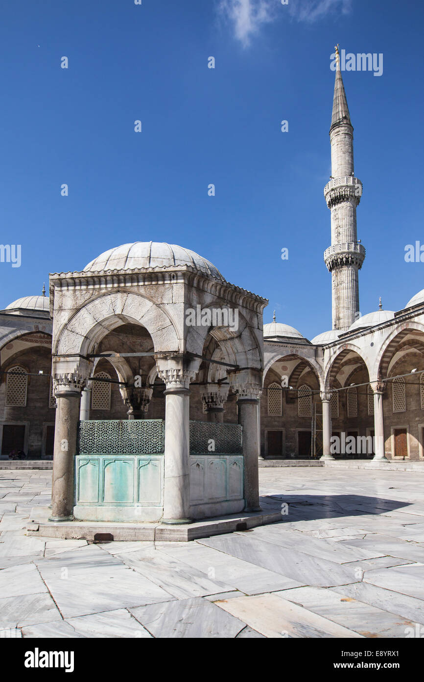 Fontaine d'ablution et minaret de la Mosquée Bleue, Istanbul, Turquie. Banque D'Images
