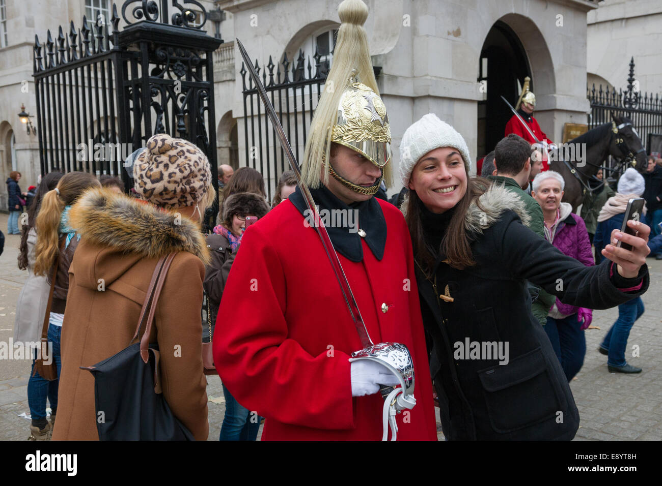 Prendre une femme avec un membre de selfies le Household Cavalry Regiment, gardiens de la vie, qui monte la garde à l'extérieur de Horse Guards Parade, Londres, Angleterre Banque D'Images
