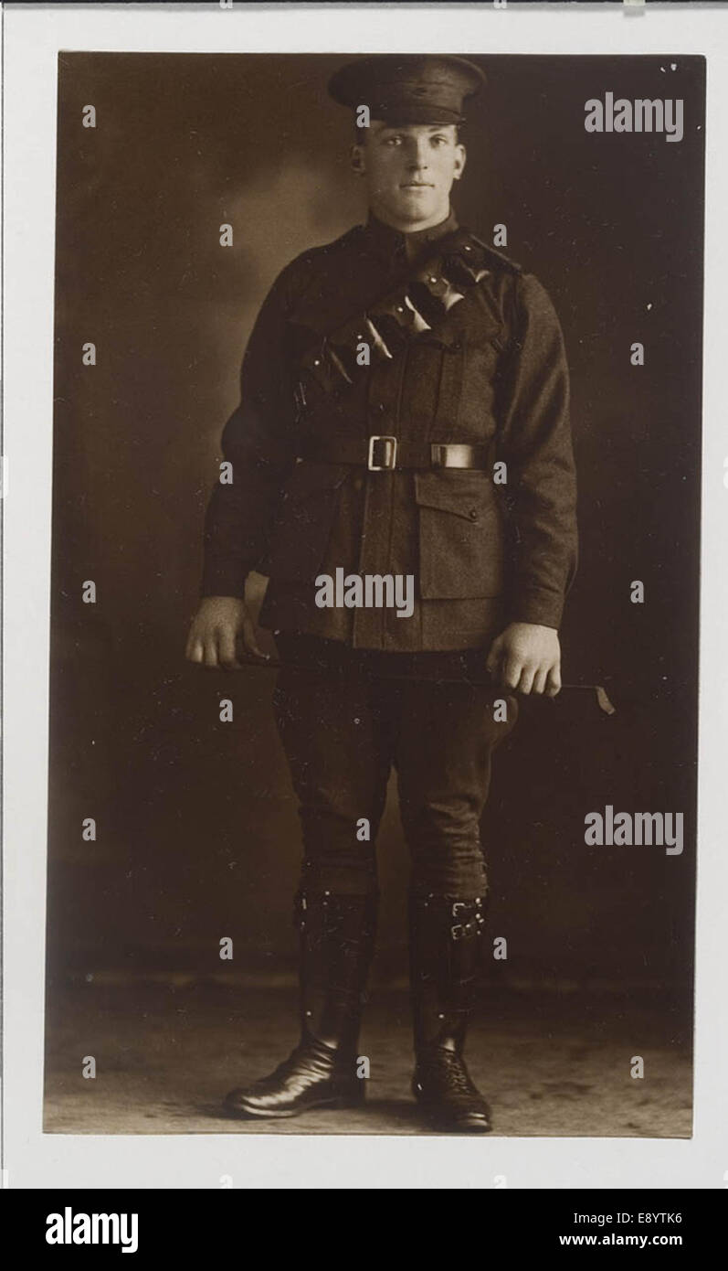Portrait de Norman Fargher Cubbins, un individu capturé dans une image vintage en noir et blanc. La photo représente un moment historique personnel, en se concentrant sur sa ressemblance et son caractère. Banque D'Images