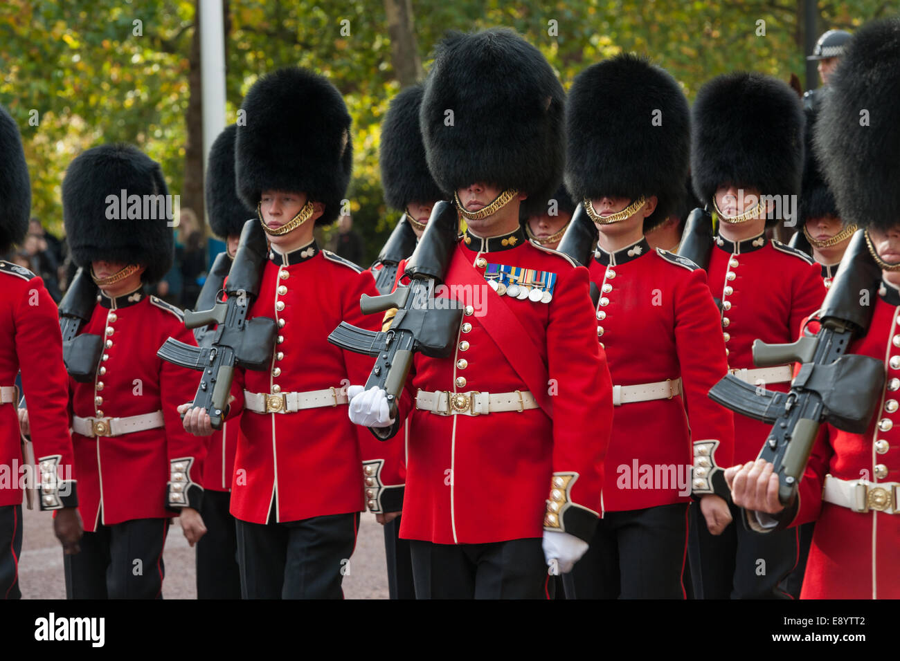 Des soldats les Grenadier Guards marching down the Mall, après la cérémonie de la relève de la garde, Londres, Angleterre Banque D'Images