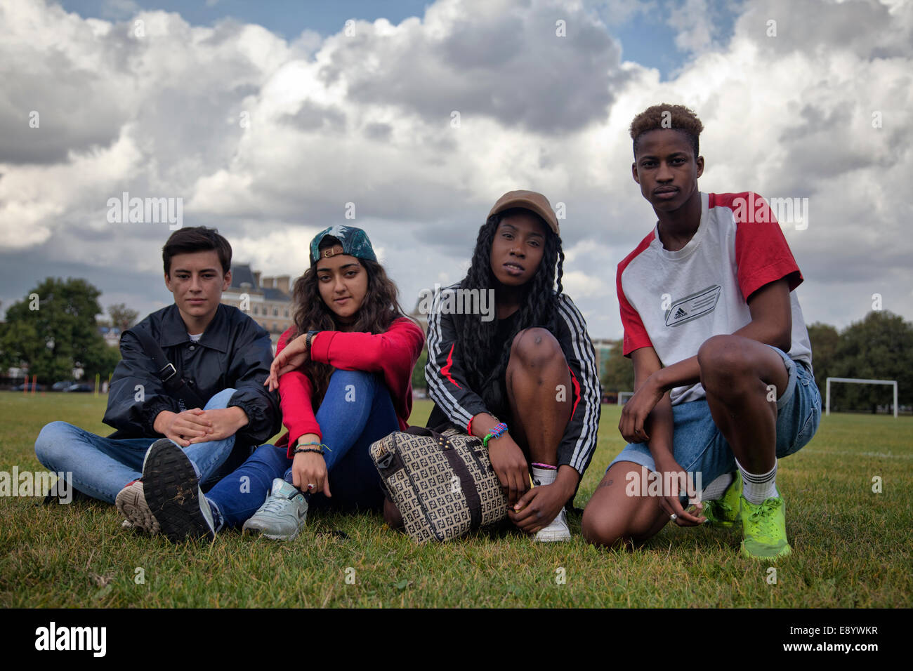 Groupe d'adolescents posent pour image sur Clapham Common - London UK Banque D'Images