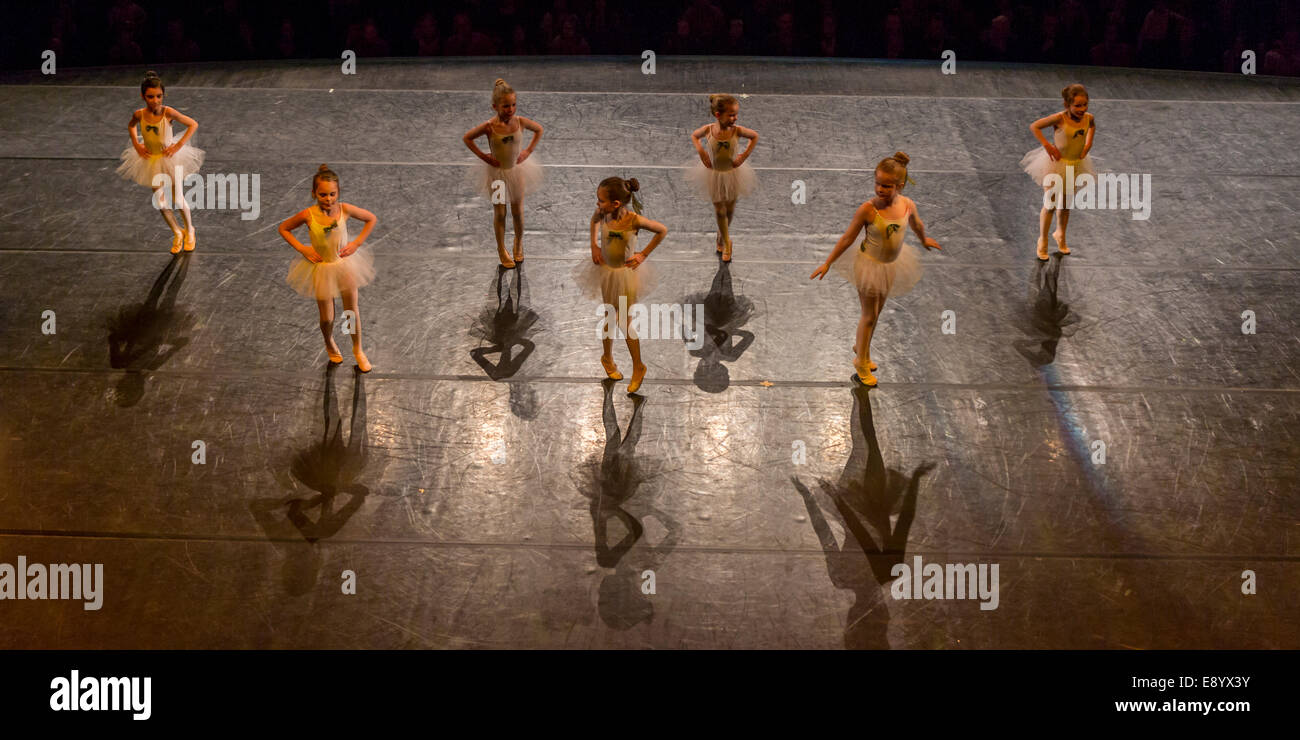 Des danseurs de ballet, Children's Festival, Harpa, Reykjavik, Islande Banque D'Images