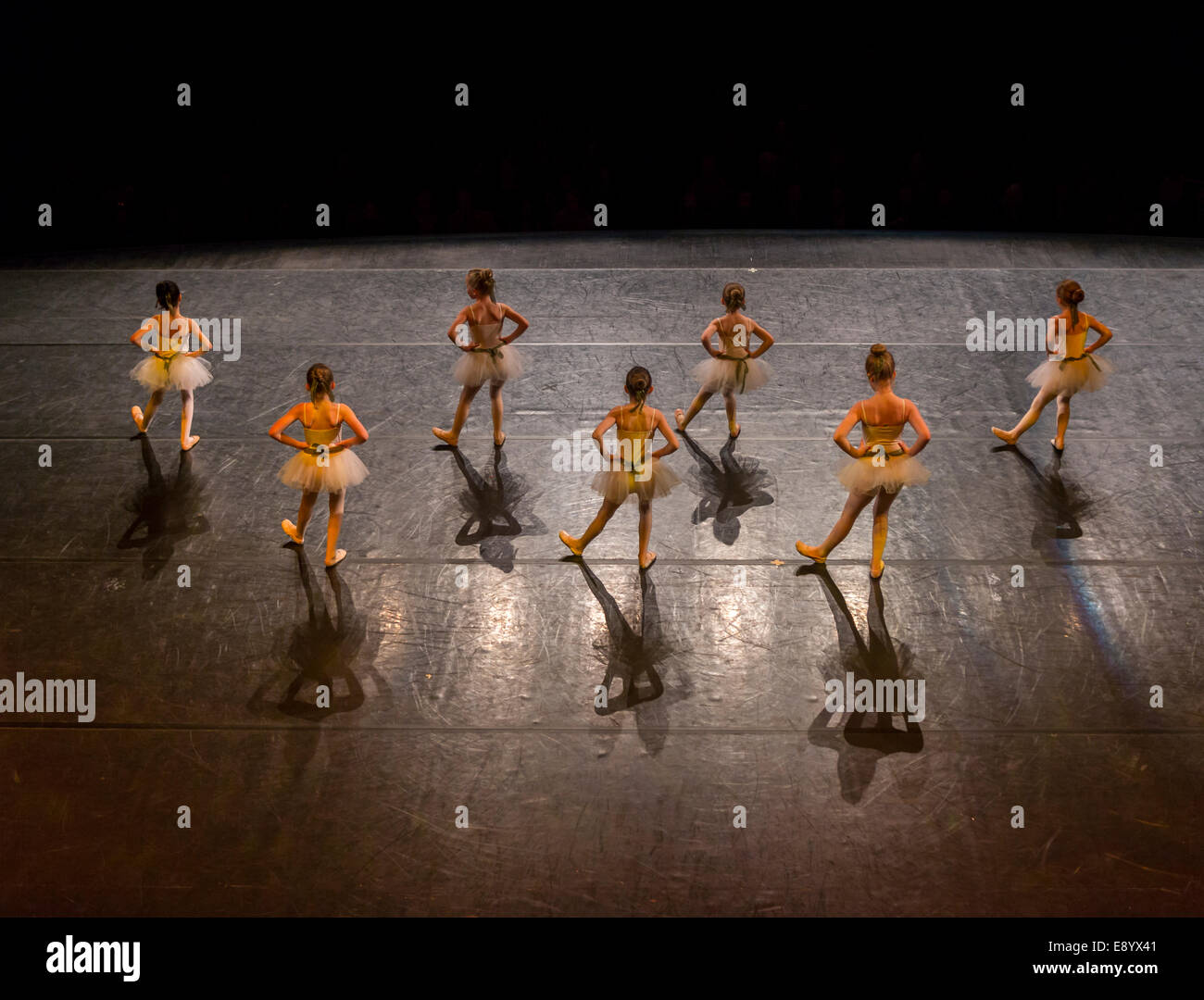 Des danseurs de ballet, Children's Festival, Harpa, Reykjavik, Islande Banque D'Images