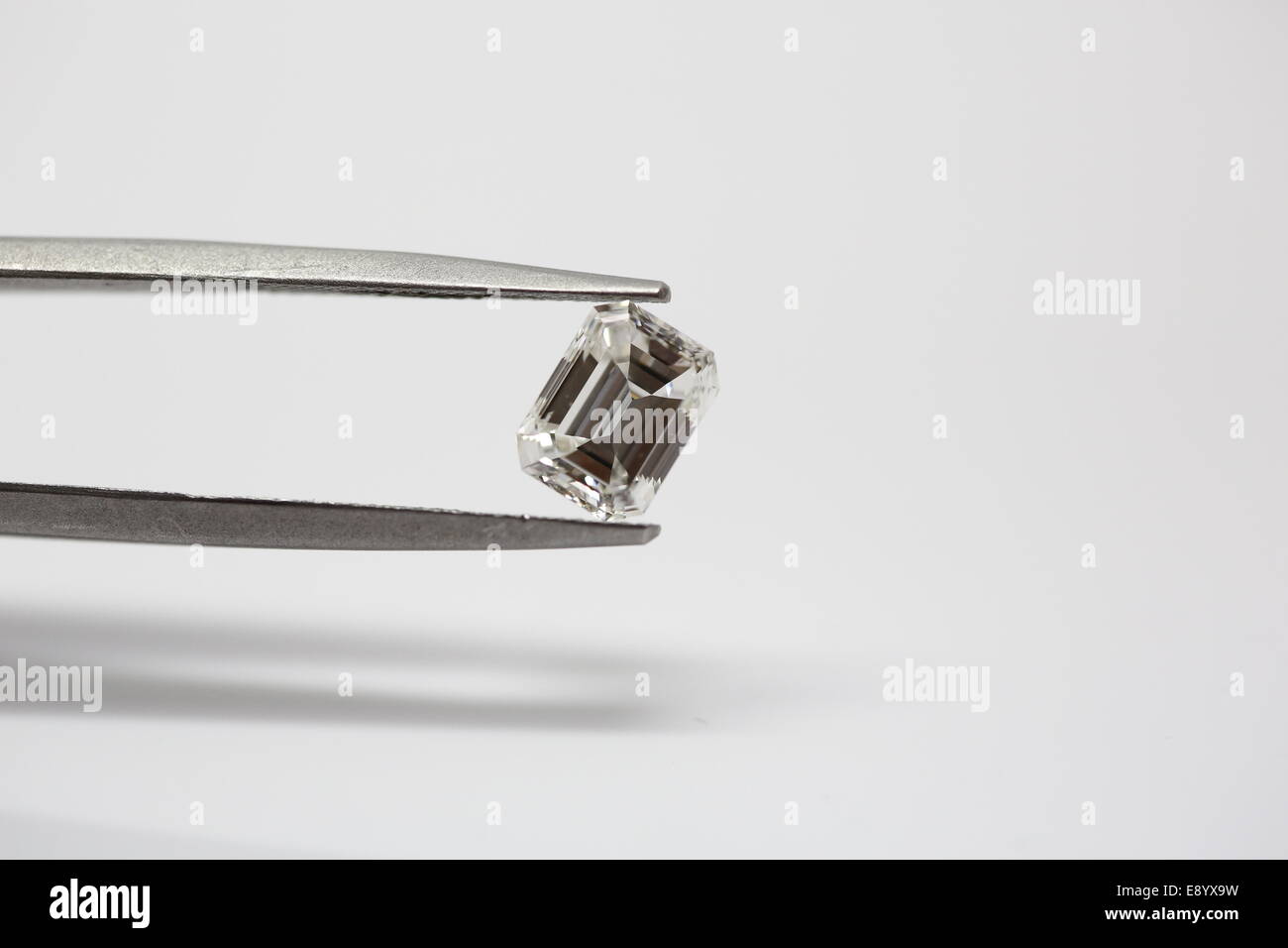 1,87 carat diamant coupe émeraude détient avec des pincettes Banque D'Images