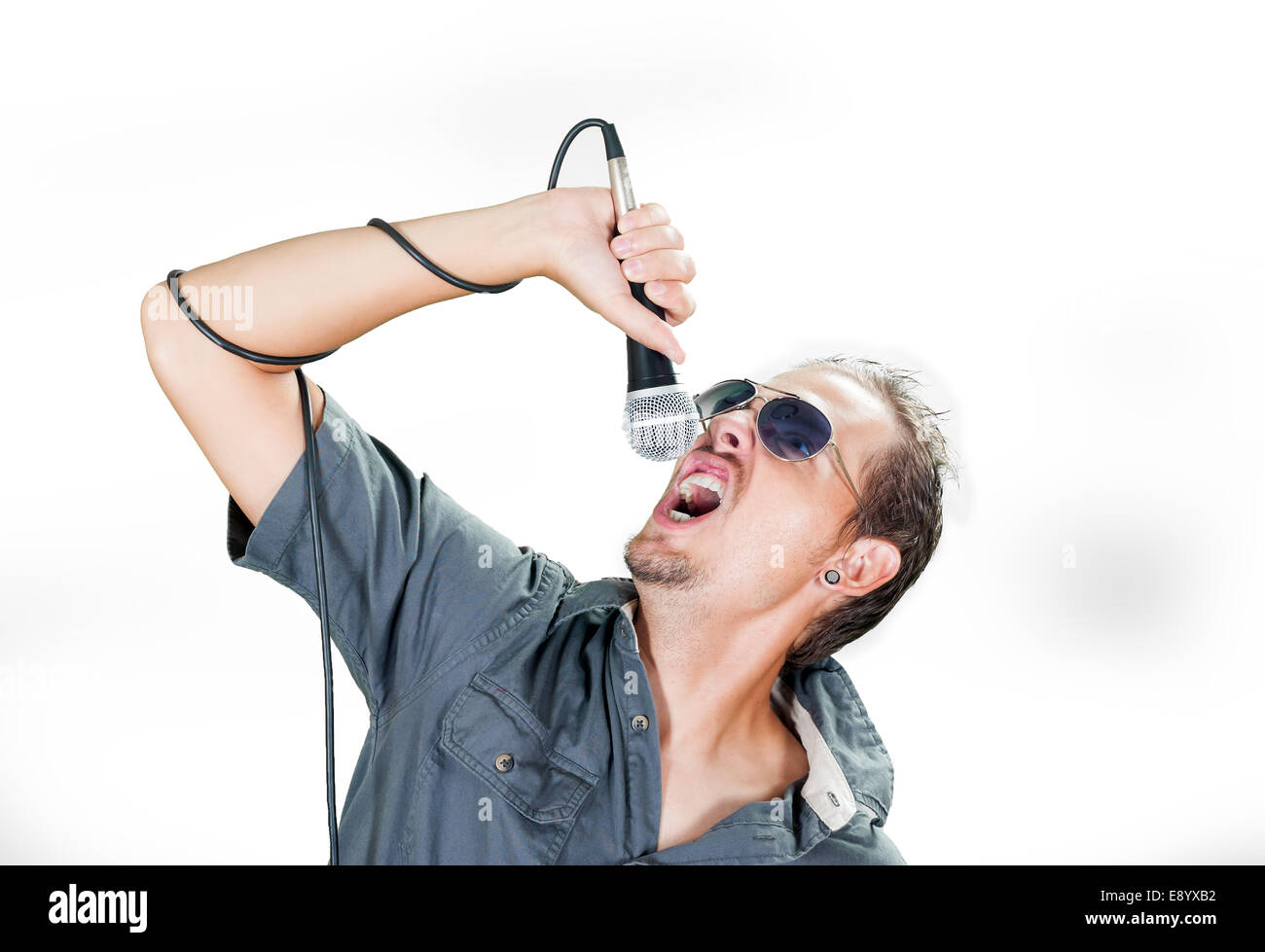 Young caucasian chanteur rock portant des lunettes de soleil sur le fond  blanc Photo Stock - Alamy