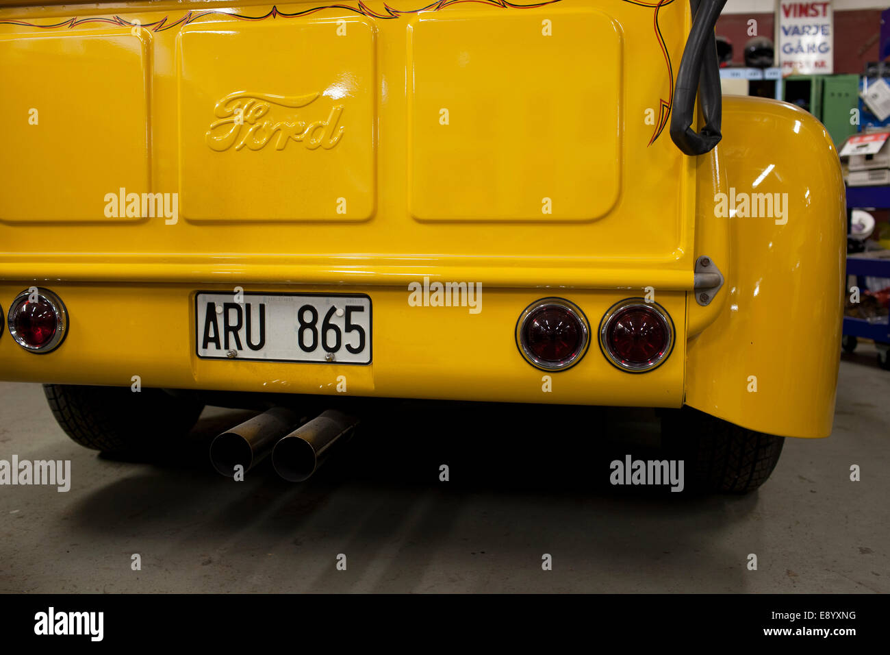 Des images d'une vieille camionnette jaune Banque D'Images