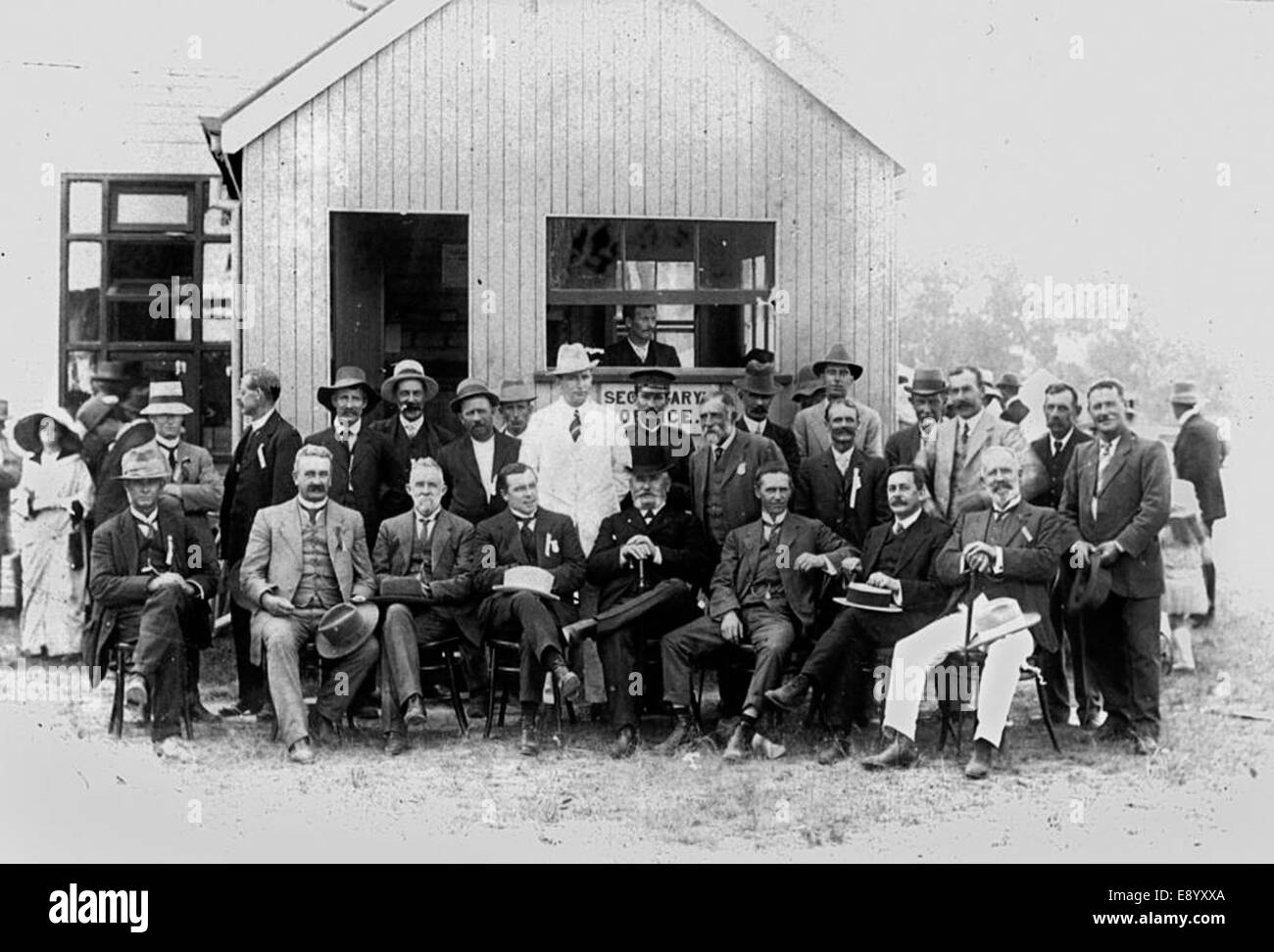Cette image représente les membres de la Stanthorpe Show Society debout devant le bureau du secrétaire. Il capture l'atmosphère sociale de l'événement et les personnes impliquées dans l'événement communautaire local. Banque D'Images Cette image représente les membres de la Stanthorpe Show Society debout devant le bureau du secrétaire. Il capture l'atmosphère sociale de l'événement et les personnes impliquées dans l'événement communautaire local. Banque D'Images