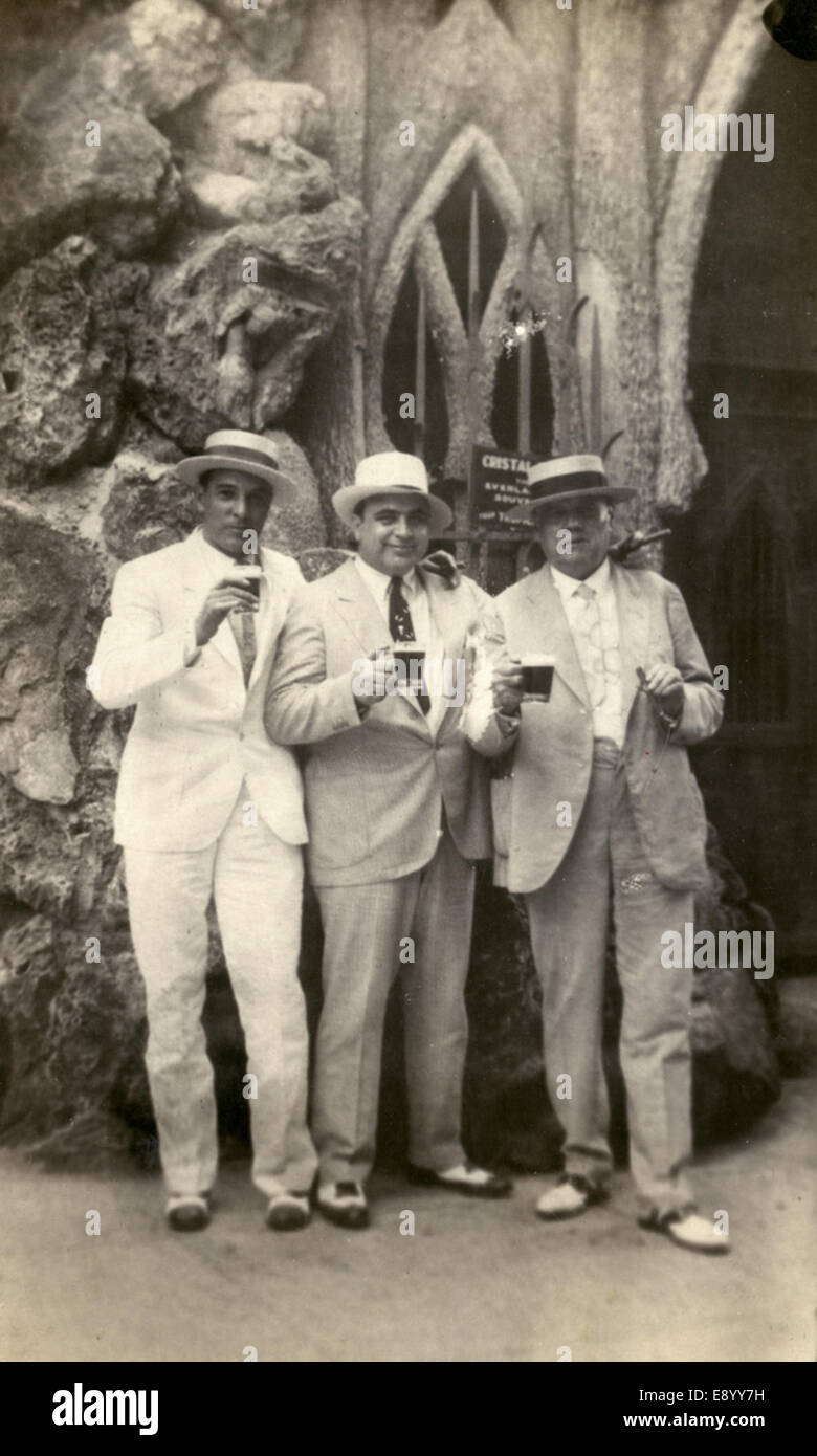 Photographie prise à Cuba en 1930, montrant J. Fritz Gordon avec le célèbre gangster Al Capone et le maire de la Havane, Julio Morales. L'image capture un moment important dans l'histoire du crime organisé et des personnalités politiques à Cuba au début du XXe siècle. Banque D'Images Photographie prise à Cuba en 1930, montrant J. Fritz Gordon avec le célèbre gangster Al Capone et le maire de la Havane, Julio Morales. L'image capture un moment important dans l'histoire du crime organisé et des personnalités politiques à Cuba au début du XXe siècle. Banque D'Images