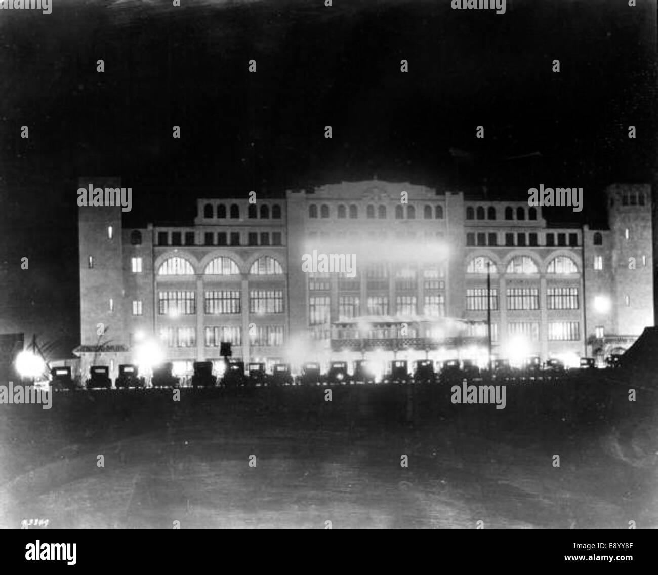 Une photographie du Biscayne Jai Alai fronton à Miami, mettant en valeur ce lieu de sport et de divertissement populaire. L'image documente l'excitation du sport au milieu du XXe siècle. Banque D'Images