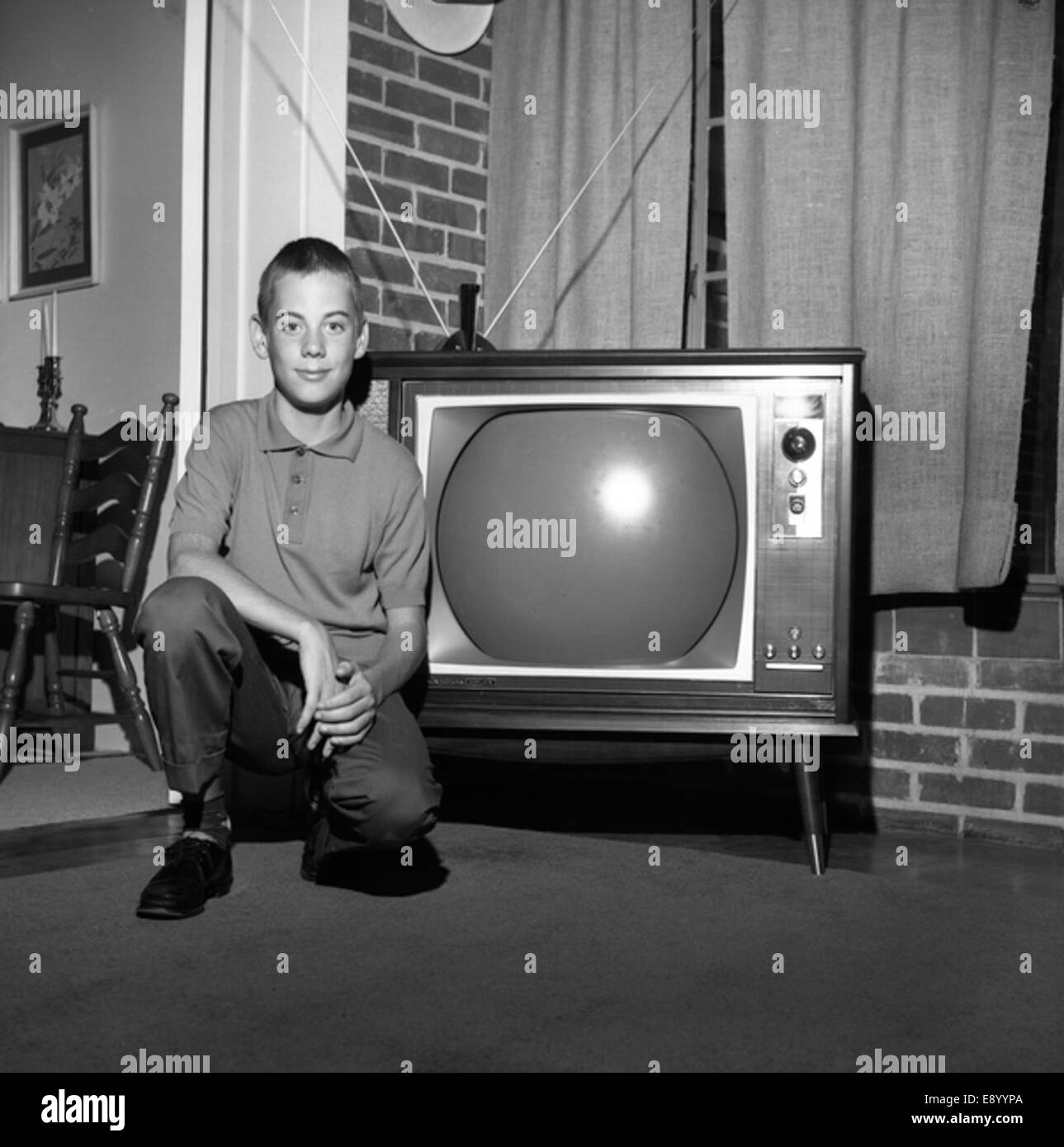 Une photographie de Michael Hurley avec son nouveau téléviseur couleur, prise à Tallahassee. L'image capture un moment de la fin du XXe siècle, montrant l'introduction de la télévision couleur dans les ménages américains. Banque D'Images Une photographie de Michael Hurley avec son nouveau téléviseur couleur, prise à Tallahassee. L'image capture un moment de la fin du XXe siècle, montrant l'introduction de la télévision couleur dans les ménages américains. Banque D'Images