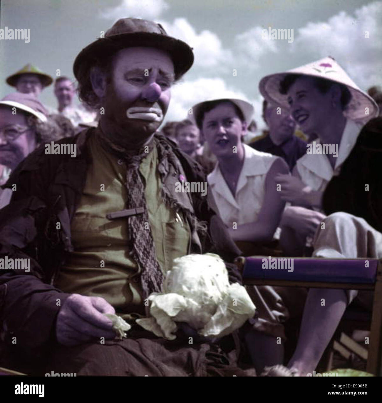 Une photographie d'Emmett Kelly, le célèbre clown de Ringling Bros, tenant un chou lors d'une représentation à Sarasota. Kelly est connu pour son portrait emblématique d'un clown triste, et cette image met en valeur son style de performance dans les années 1940 Banque D'Images