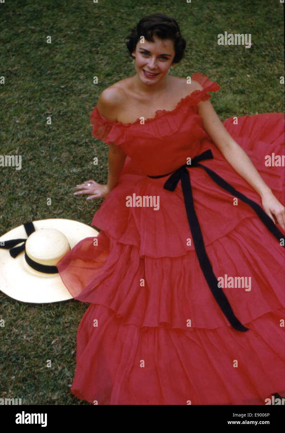 Photographie du Southern belle, un bateau à Cypress Gardens à Winter Haven, Floride. L'image capture le bateau sur l'eau au milieu du paysage tropical luxuriant des jardins, mettant en valeur la beauté de l'environnement naturel de la région. Banque D'Images